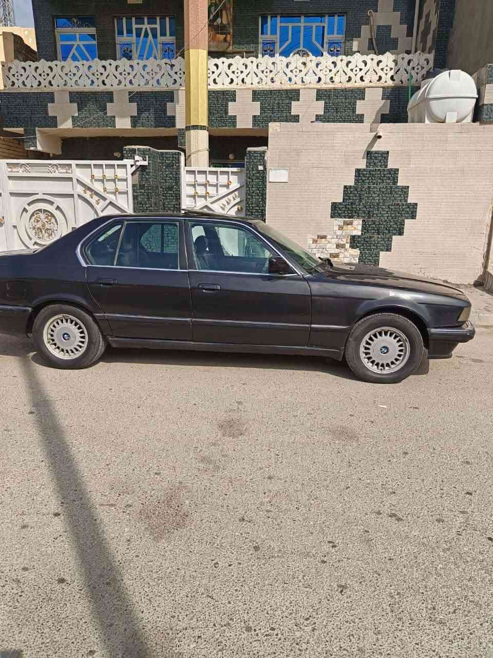 بي ام 735 مفتوح
رقم بغداد الماني
سياره جهازه كير مكينه حداديه جيد 
تخم تاير 
***********
***********
