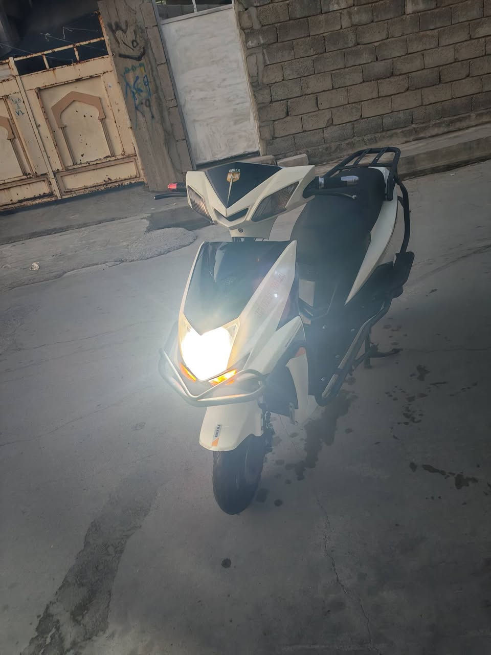 السلام عليكم سكنس للبيع ماطور نظيف قدام العين ست بطاريات شرط على الفحص ويرمنيه كلها شغاله لايت زينون ابيض ثلاث نمر يمين يسار بق شغال السعر 350 وبي مجال بسيط للطيبين مكاني موصل الايسر حي القاهره بالسيدين مال نهضه الرقم ***********
