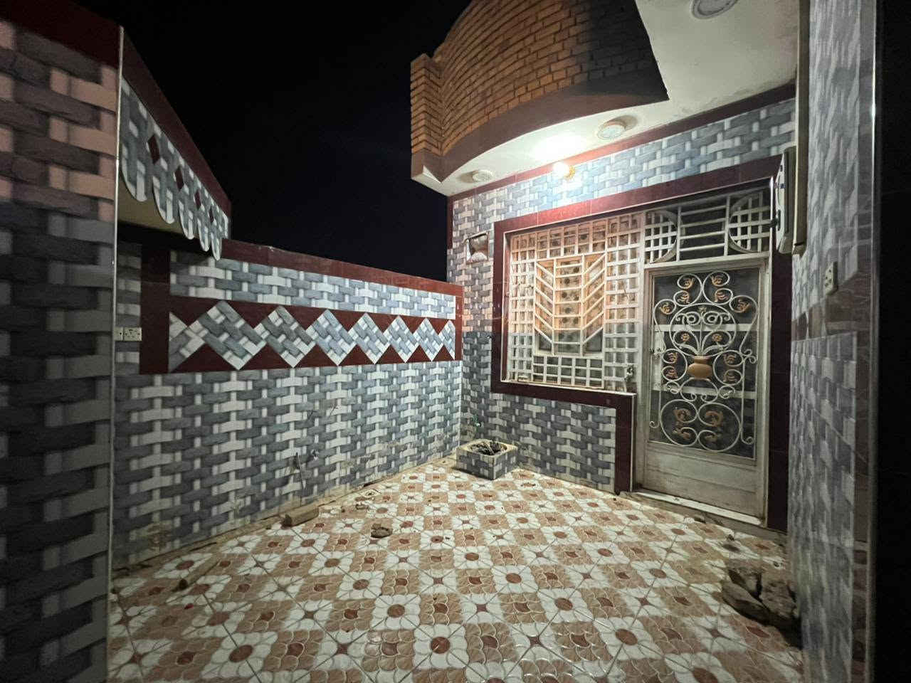 بيت للبيع مساحته 150زراعي قرب مدرسه رياض الجنه حي الزهور الشطره طابوق كونكريت يتكون من غرفتين وصاله ومطبخ وديوانيه سعر 60الاستفسار ***********
