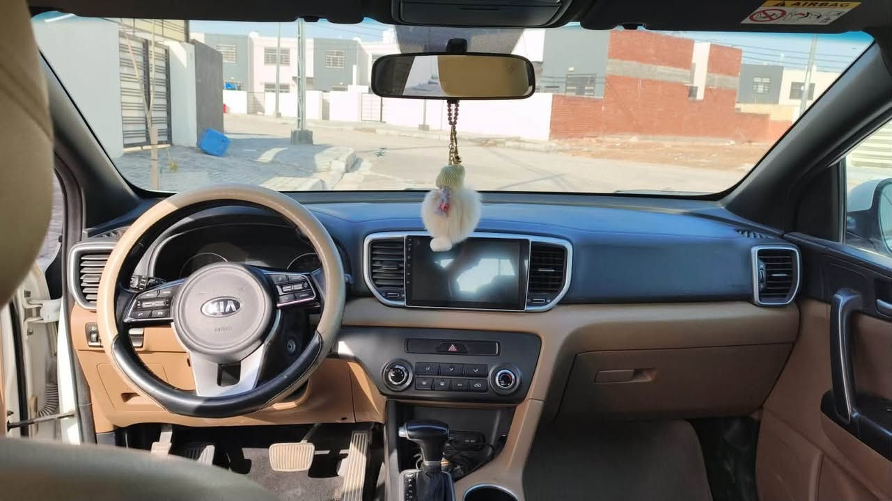 السلام عليكم ، سبورتج ٢٠١٩ خليجي للبيع ،  قم بغداد ، مواصفات السبورتج العادية سويج ، مراية كهربائي ، حساسات امامي خلفي ، ويل كب ١٩ مع سبير جديد ، عداد المسافة ٨٦ الف كم حقيقي قابل للزيادة، محرك ٢٠٠٠ سي سي السيارة على وضع الشركة استعمال نظيف جدا ، بيها بارد بالجاملغ الامامي الايمن موضح بالصورة، 
السعر ١٨٥ مع المجال 
مكان السيارة بالنجف 
***********
