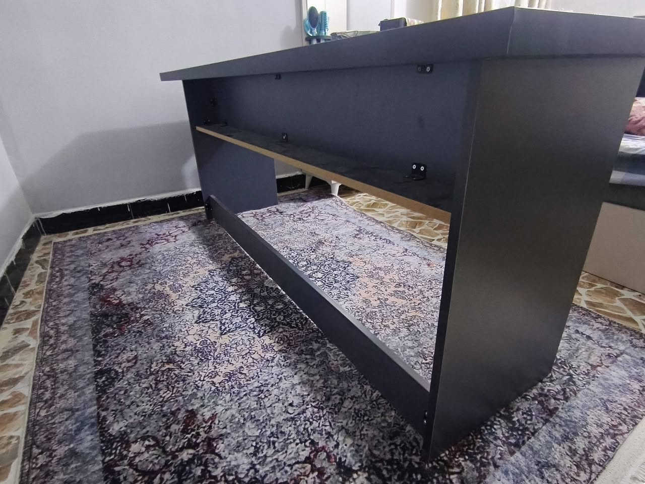 السلام عليكم للبيع طاولة كيمنك مستعمل كلش قليل العرض 180سم والعمق 60سم مع فتحة اسلاك وحامل كيبل مارجمنت ترتيب الاسلاك خشب فول وقوي مثل ما موضح السعر 150الف مكاني الفلوجة للتواصل واتساب فقط ***********
