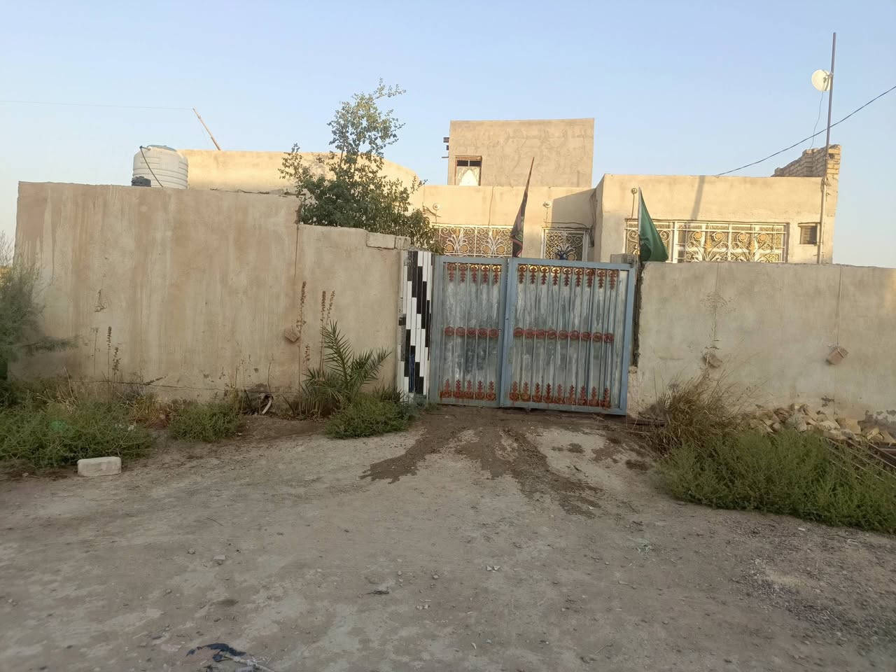 سلام عليكم بيت البيع المساحة 200  العنوان الحمزة الغربي بشارع المعاره الهناك عن حسنيته السجاد  بفرع  المختار كاظم شبيب الخشيمي  يبعد عن الشارع100متر والمولد هم 100متر ماي كرهباء البيت يتكون من غرفتين نوم ومطبخ وصاله وستقبال وحمامات خرجيه وحمام دخلي  الوجهي 12ونص النزال 16 السعر 52 وبيه مجال الرقم ***********
