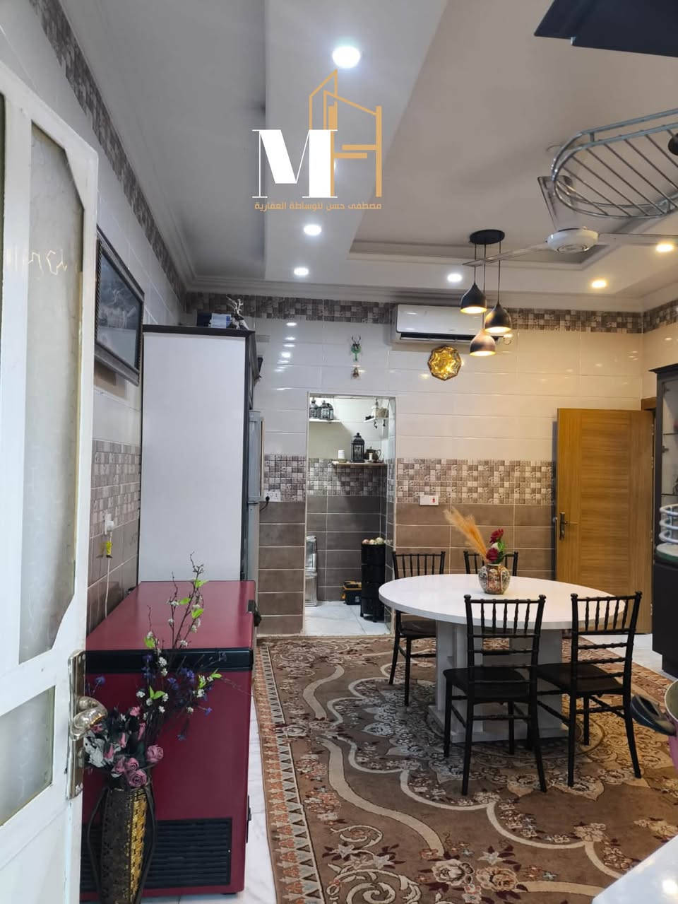🏠 بيت للبيع طابقين – مجمع الأمل 3
🔴 بيع مستعجل – مفروش بالكامل

📐 المساحة: 250 م²
💰 السعر: 575 مليون قابل للتفاوض

الطابق الأرضي:
• غرفة نوم
• استقبال
• مطبخ مع كاونتر HDF وملحقاته
• كراج يتسع لسيارتين
• حديقة

الطابق الأول:
• 3 غرف نوم، منها غرفتان ماستر
• صالة

✨ تجهيزات وإضافات البيت:
• صحيات ومغاسل وشاورات نوع أفياء
• أبواب صحيات جديدة بالكامل
• 5 أبواب VPC مانعة للحشرات
• باب سلايدت لشباك الاستقبال
• ديكورات جبس بورد وورق جدران
• بديل الخشب والرخام
• سقيفة گراج كلاسيكية مميزة
• تور للحديقة للحماية من أشعة الشمس

🛋️ الأثاث والأجهزة:
• طقم قنفات عدد 2
• بلازما عدد 2 نوع LG، أحدها 71 بوصة
• غرف نوم عدد 3 من خشب الزان
• غرفتان للأولاد + غرفة 6 أبواب للمتزوجين
• سبالت عدد 5 نوع توسوت
• ثلاجة مع مجمدة
• غسالة صحون
• غسالة ملابس

📌 دار مميز جداً، مفروش ومجهز بالكامل وجاهز للسكن.

📞 للاستفسار والتفاصيل: اتصال ***********
