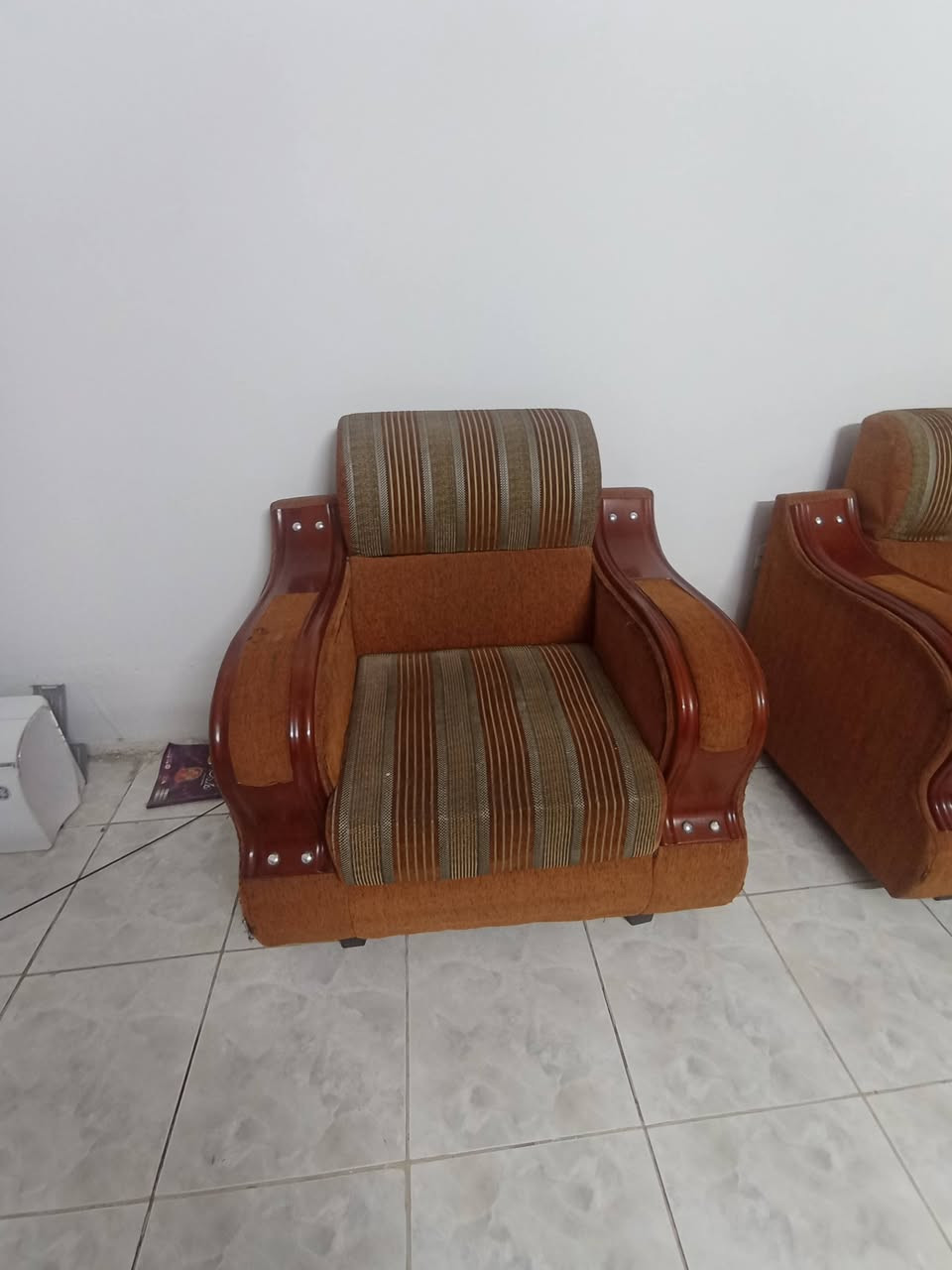 اعيد النشر بسبب الوعود الكاذبة تخم للبيع متكون من قنفتين كبا ر وقنفه وسط واثنين كراسي  تسكام ثقيل  نظافته تسعين بالميه السعر ٣٥٠ بي مجال بسيط للاستفسار ***********
