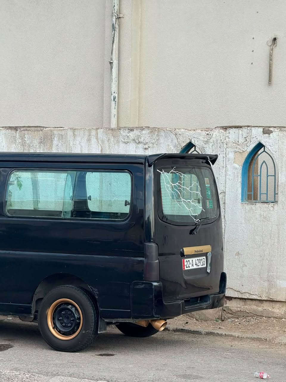 nissan urvan 2008
شانصی و براوە و وەرگەران بەشەرت
بەناوکردن بەشەرت
تەبدیل لەونە  و لەسەر سەنەوی رەنگی  رەشە
رەقەم و سەنەوی نوێ تا ٢٠٢٨
سەیارەکی جایزە و بێ کێشەیە
کەمێک سەوتی یەکسلی هەیە 
گێر بە شەرت مەکینەی یەک تۆز  دوکەڵی هەیە 
تا بڵێی بە هەڵمەتە 
غازی ئیتاڵی لەسەرە
کۆبۆنی غازی هەیە 
چوار تایەی لۆکی لە ژێرە
ناو غورفەی جوان و جایزە ماڵی کەسابەتە 
***********
88$ کەمێک مەجال
