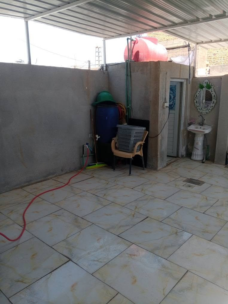 يا الله السلام عليكم الدار للبيع مساحه 100 متر طابقين الطابق الاول غرفه وصاله ومطبخ واستقبال وصحيات خارجيه وداخليه صب كونكريت الطابق الثاني غرفه وملحقاتها العنوان النجف الاشرف الكوفه حي 17 تموز زراعي شارع البنزين خانه علما الدار جنس الارض سنه 25 مرقمه من قبل البلديه مشمول بالتطويب للتواصل رقم الهاتف اخوكم ابو طيبه صاحب مكتب الاخوين *********** السعر المطلوب 40 النجف, العراق
