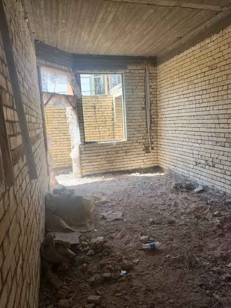 السلام عليكم بيت نصر مهندسين بالشريط 100 متره بيت هيكل يحتوي على مطبخ واستقبال واربع غرف السعر 230$ واتساب***********
