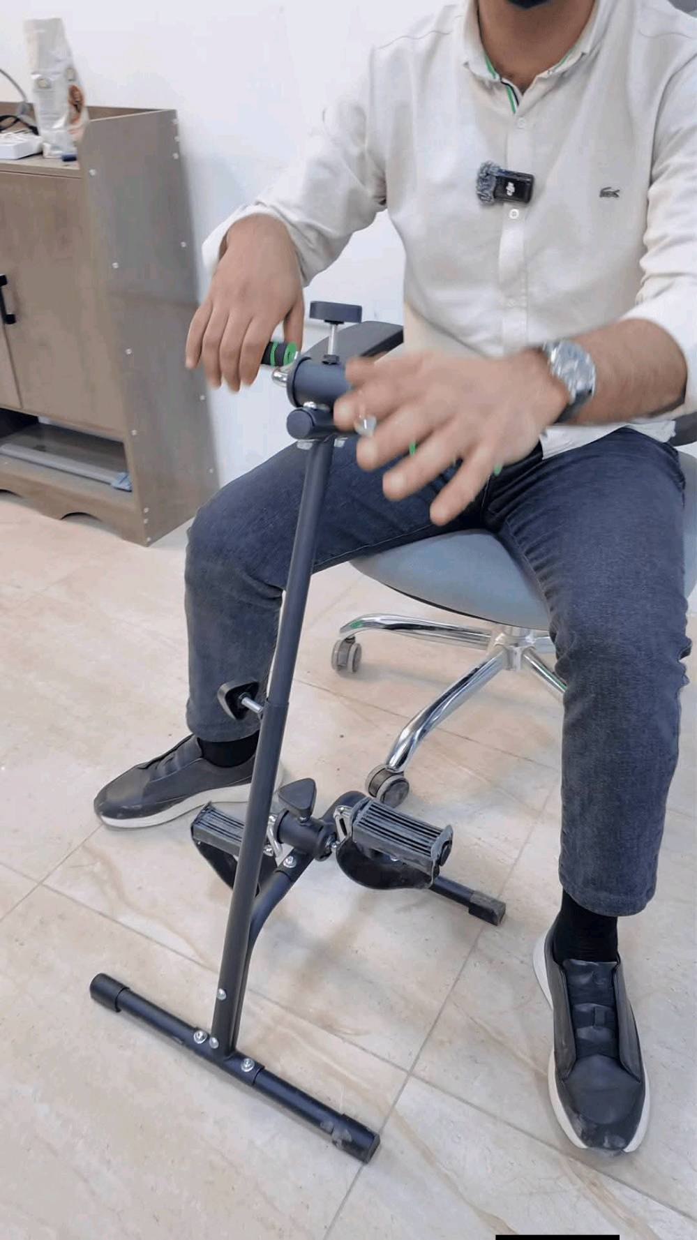جهاز تمارين اليدين والقدمين

الاستخدامات:

تمارين تأهيلية للأطراف السفلية والعلوية.

تحسين الدورة الدموية وتحفيز الحركة لمرضى العظام أو ما بعد العمليات.

مناسب لكبار السن أو لأغراض العلاج الطبيعي في المنزل.

يمكن استخدامه أثناء الجلوس على كرسي أو أريكة، مما يجعله مثاليًا للتمارين الخفيفة داخل المنزل.

المميزات:

تصميم مزدوج لتمارين اليدين والقدمين في آنٍ واحد.

ارتفاع قابل للتعديل حتى 85 سم ليتناسب مع مختلف الأطوال.

مقابض مريحة مغطاة بإسفنج مضاد للانزلاق لسهولة الإمساك.

بدالات مريحة للقدمين مع سيور تثبيت لضمان الثبات.

هيكل معدني متين وسهل الفك والتركيب.

يمكن التحكم في مستوى المقاومة لتناسب احتياجات المستخدم.

قاعدة داعمة مزودة بغطاء مطاطي لمنع الانزلاق أثناء التمرين.

مناسب للمنزل أو الاستخدام الشخصي دون الحاجة لمعدات كهربائية.

محتويات الصندوق:

- قاعدة أمامية وخلفية.
- أنابيب الهيكل المعدنية.
- وحدة بدالات القدمين.
- وحدة مقابض اليدين.
- مجموعة كاملة من البراغي والصواميل مع مفتاح مرفق.
- دليل استخدام وتعليمات التركيب.
- أدوات التركيب (مفتاح ربط ومفتاح سداسي).

ملاحظات:

أقصى ارتفاع للجهاز عند التجميع: 85 سم.

أبعاد تغليف المنتج: 48 سم (طول) × 13 سم (عرض) × 21 سم (ارتفاع).

يُوصى باستخدام الجهاز على سطح مستوٍ وثابت.

يجب على المرضى أو كبار السن أو من يعانون من أمراض قلبية أو هشاشة العظام استشارة الطبيب قبل الاستخدام.

لا يُستخدم للوقوف عليه أو التمارين الشاقة.

مصمم للاستخدام المنزلي فقط، وليس للأغراض العلاجية الطبية الرسمية.