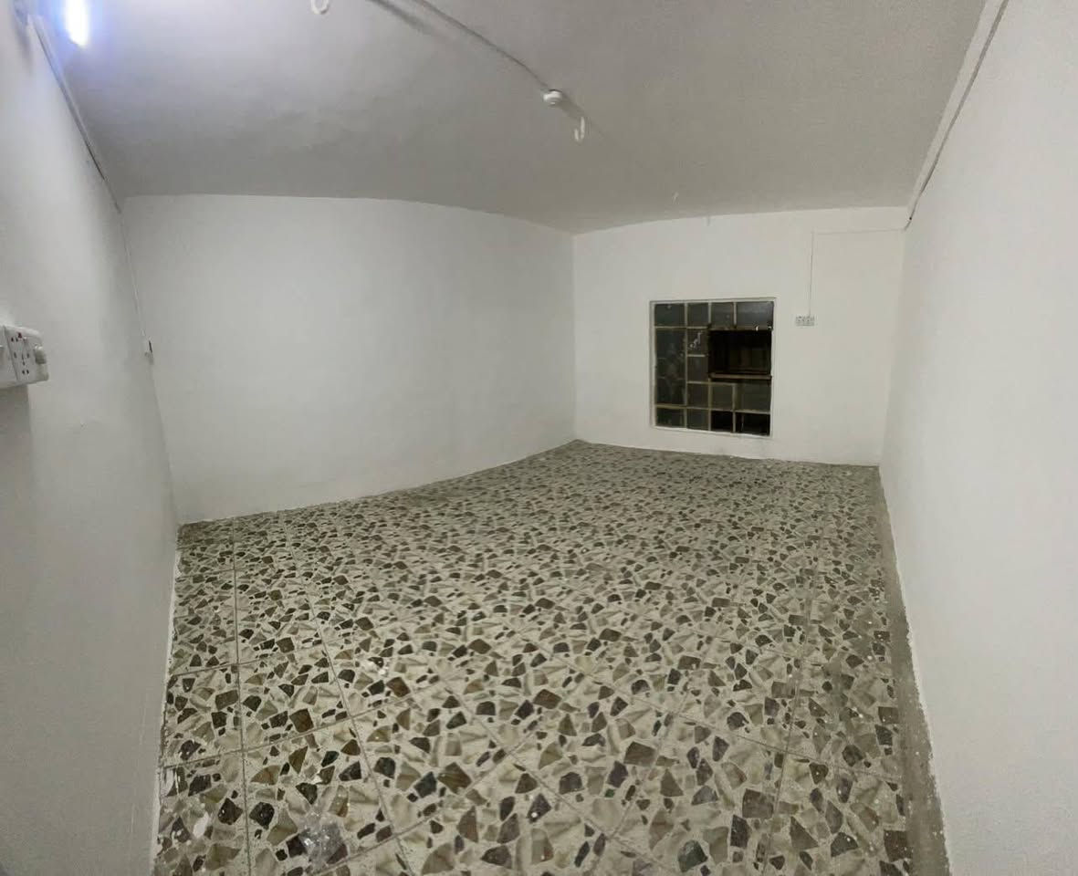 بيت للايجار قريب ع شارع  مساحته 👈 150م
( غرفه __ هوول __ مطبخ __ صحيات داخلي خارجي )

بيت جديد بناء جديد كله كامل ع آخر شي 

سعر الإيجار 👈 ( 200 الف ) 

#للاستفسار.         ***********
