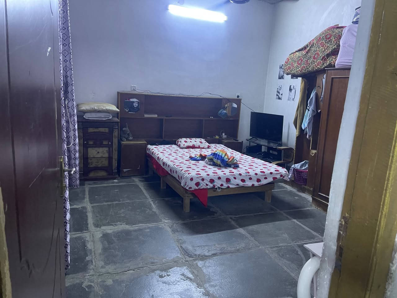 بيت البيع مساحه 100 متر علاونة زعفرانيه شارع المعهد خلف المنصه مجاري ماء كهرباء كلشي متوفر خير من الله رقم الهاتف ***********
