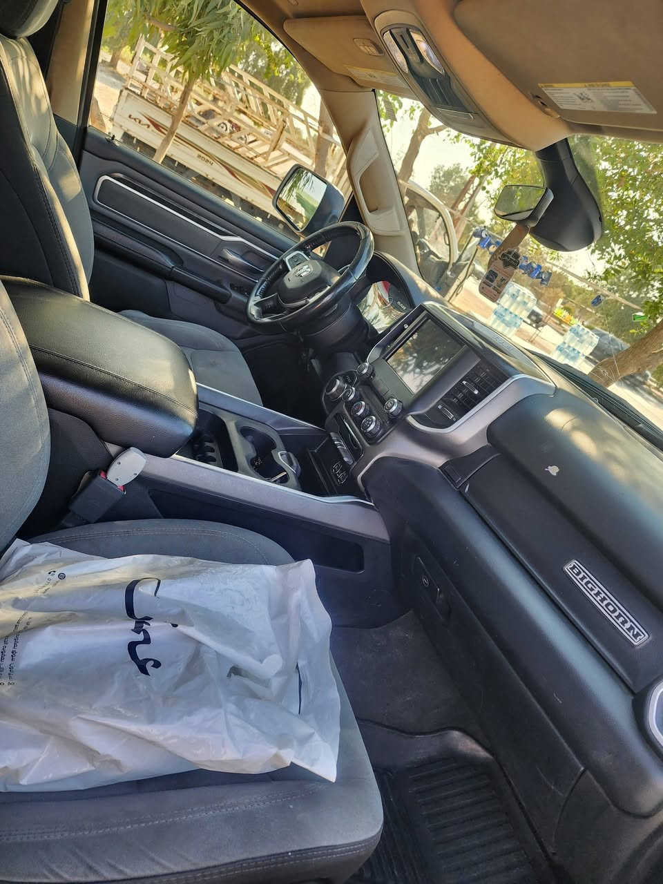 رام موديل ٢٠٢٠  وارد حادثها باب الصدر والثانيه صبغ ضرر خفيف ٨ سلندر رقم بغداد بسمي بيها منضمومه غاز شادها بأربيل ٨٠ لتر سيارة جاهزة مابيها اي نقص سعرها ٢٠٠ وبيها مجال اي استفسار رقمي ***********
