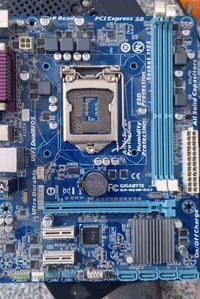 بورد gigabyte h61 فحم للبيع هوا شغال بس نعوجت بنات المعالج فكلت ابيعة ...