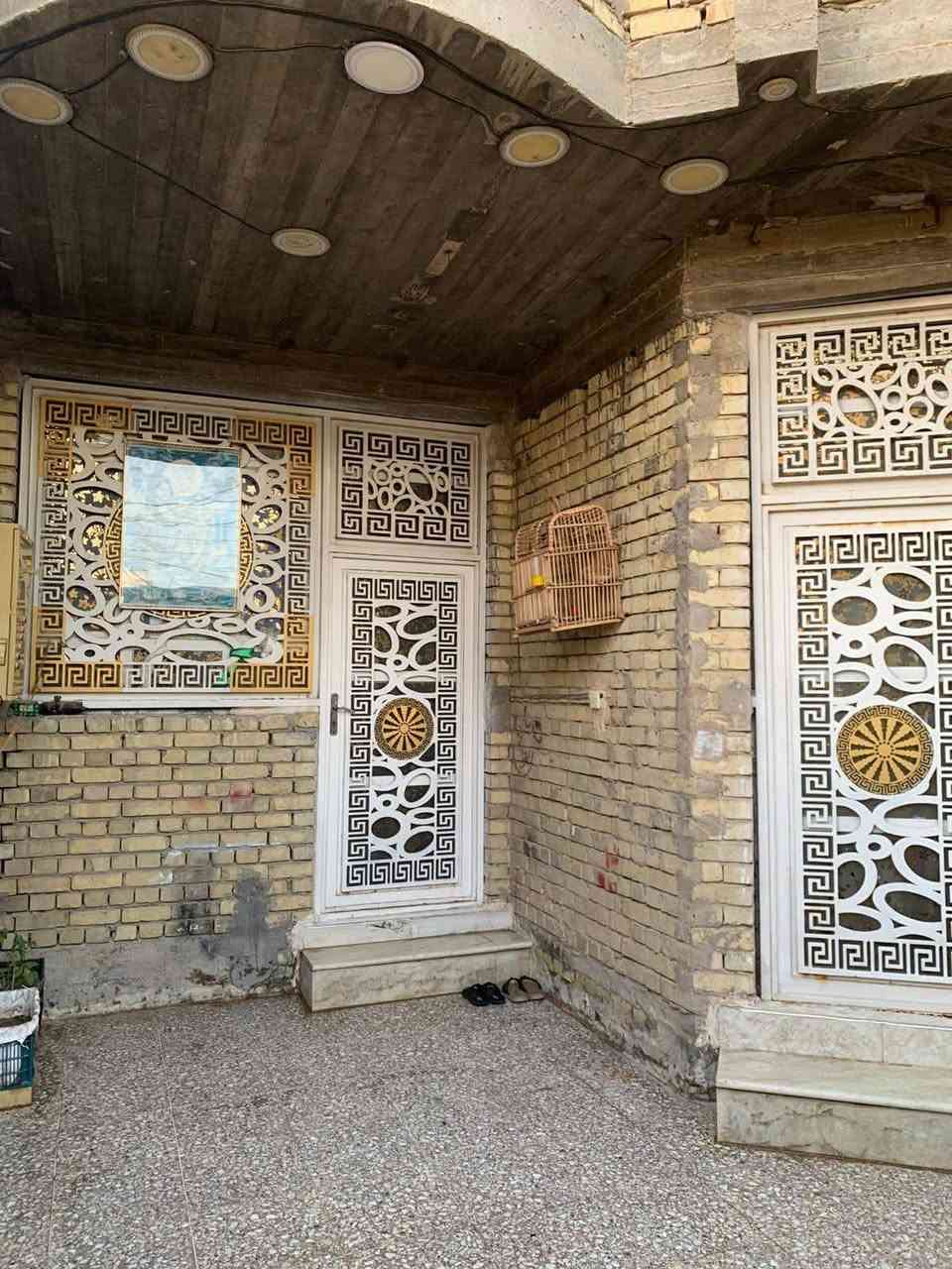 دار للبيع مساحة ١٥٠ متر جبه ٧.٥ × ٢٠ 
طابق الأول غرفتين نوم + سويت ستقبال ٧ × ٤ 
مطبخ حار بارد 📍✔️
طابق ثاني ٤ غرف نوم رقم العقار ٤٠٣ بداية منطقة 
مجاور شارع ٦٠ م تجاري موقع #ممتاز_للسكن 
ضمن قطع أراضي موظفي أمانة بغداد مقاطعة ٢ / ٩ 
زعفرانية حي الامانة _ تعامل مباشر معه صاحب دار 
مكتب الكناني للوساطة العقارية 📍✅️
موقع المكتب مدخل شارع ٤٠ م مقابل بناية #يا_حسين_ع
نوفر لكم قطع سكنية واستثمارية و تجارية و #مميزة تحتوي على تشجير من ضمن قطعة 
دور بمساحات مختلفة من ضمنها مطلوبه قروض الإسكان 
من يرغب #بشراء_و_البيع جاهزين ضمان حق البائع و المشتري 
إتصال والاستفسار *********** متوفر واتساب

