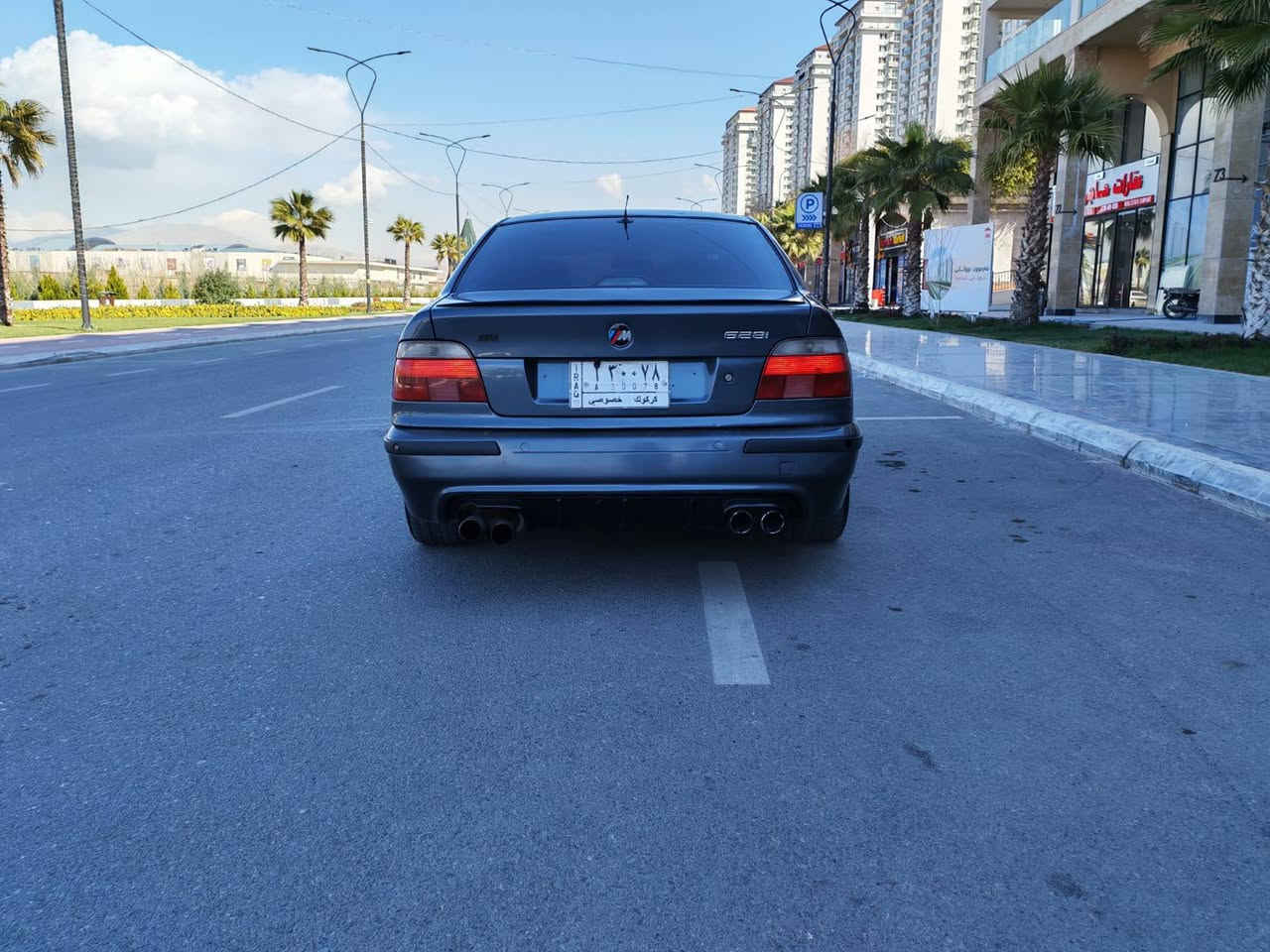 Bmw e39 
مۆدێل ٢٠٠٠ کوشن جڵد سلاید تەحدید سورعە سێ گێڕ ئۆتۆ عادی سپۆرت 
مەکینە ٥٢٥ بەرمەجەی لەسەرە پۆپ باگی لەسەرە چوار تایەی لۆکی لەژێرە زۆر پاك و جوانە ماڵی دۆستە دەعامی پێش و پشت ئێم دیفیوزەر و لەحیەی سپۆرتی بۆ داندراوە شاشە ئایپادی بۆ بەستراوە شتی شاز 
تەبرید سارد و گەرم لەسەر سویچ بەس ماشاالله ئەوێ سەیارەکە 
ڕەقەم کەرکوکە سەنەوی پلاستیکی لەگەڵە
ڕەسمی سۆنەریم داناوە هیچ ناوگرتنێکی نیە گشت گیانی کەپسە 
***********
*********** السليمانية, العراق
