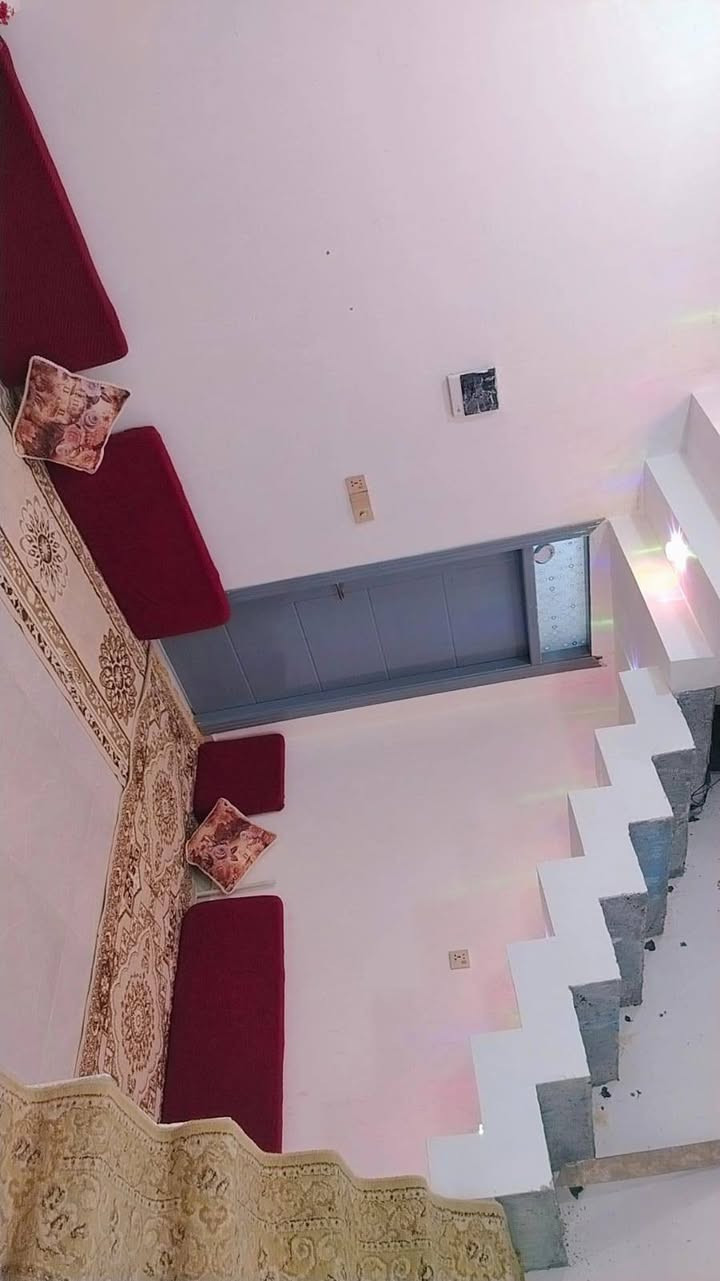 خنيطله خلف بيوت سيد مصطفى
( الريان)دوانيه عوزها بس عكاده  وبيتونه 
الصاله الدرج المطبخ الحمام المنور الغرفه كلها كامله 
سبالت 2
مراوح 3
مع الاناره الكيزر الماطور 
كله ب 48 
100 م
5*20
كهرباء ماي
***********
