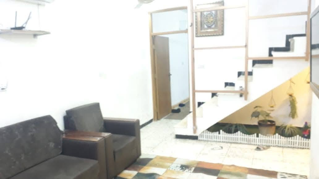 بيت للبيع 125 متر 3 غرف نوم وغرفة غسيل وصالة ومطبخ وخدمات وهول حولي وكراج كبير مع حديقة كبيرة العنوان حي الاعلام شارع عمارات الكويتي للأستفسار الاتصال على الرقم ***********  مكتب الحبيب للعقار
