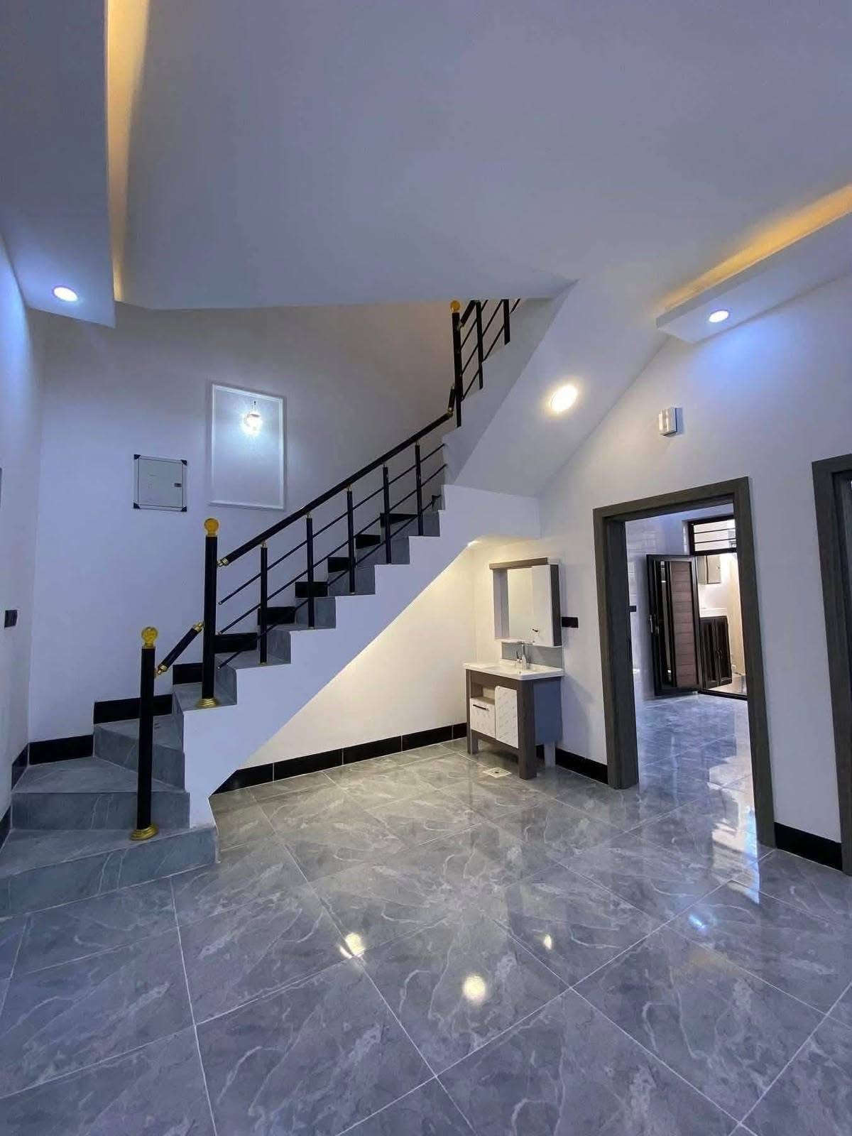 السلام عليكم
دار للبيع في تكريت الديوم🏠

مساحته الكليه 100متر مربع في حي التصنيع📍 

الوجه 7م النزال 15م 

موقعه جداً راقي و مميز☑️ 

بصف الركن السعر مناسب 

بالنسبه لموقع الدار💰 

غرف نوم ثلاثه واستقبال 

وصاله واسعه ومطبخ🚰 

مجموعه 3 صحيه الدار 

شغل جناي درجه أولى✍🏾

السعر / 85 وبيها مجال 

للأستفسار ***********
