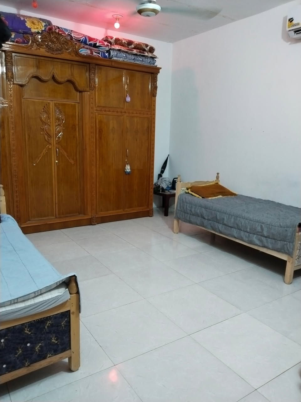 بيت زراعي مساحه 200 متر مشمول بالتطويب بي وصل البناء طابوق وعكاده يحتوي على غرفتين نوم وصاله ومطبخ وطارمه كبيرة بس الاستقبال ماكامله عوزهه ظلع واحد  متوفر كافة الخدمات مكانه ناصريه حي السبل الثانيه السعر 57 وبي مجال ***********
