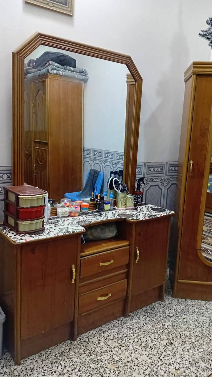 السلام عليكم غرفة للبيع السعر500والبوفية سعرة50 رقم الهاتف *********** وبي واتساب المكان ابغداد
