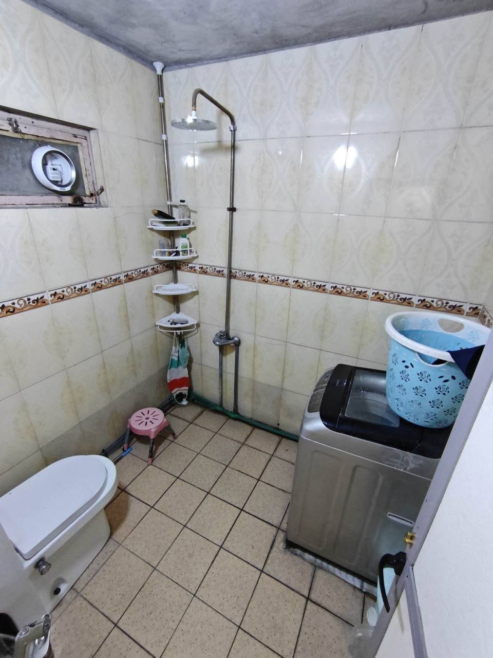 دار للبيع منطقة حي أور / ام الكبر والغزلان مساحة 150 متر 7.5×20 طابقين يحتوي على 5 غرف نوم بناء الطابق الأول 2010 والطابق الثاني 2023 حديث وايضا يحتوي على مخزن كبير في السطح السعر المطلوب 285 مليون بيت نظيف ومرتب وبالعافية على الياخذه للتواصل واتساب *********** بغداد, العراق
