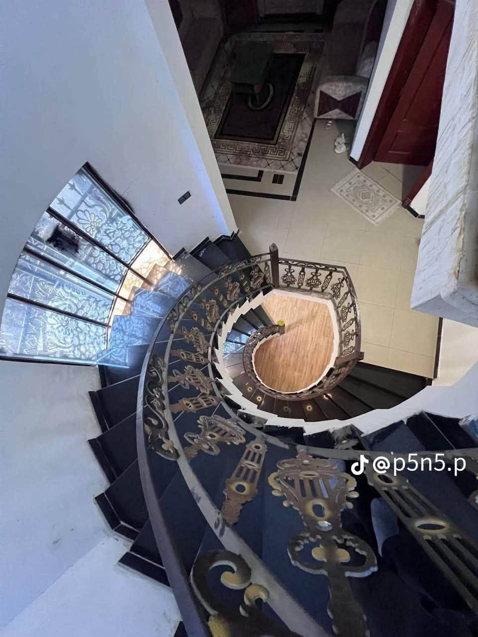 سلا عليكم
البيت للبيع مساحه ٢١٠ متر بناء طابوق طابقين بناء شركه درجه أولى كراج وحديقه ومطبخ جبير وديوان وصاله فوك وجوه ومجمع صحيات فوك وجوه واربع غرف نوم كبار بناء ٢٠٢٥ بيبان والشبابيك كله معمل أبو الخير ونقاط الكهرباء والأضويه كله درجه أولى العنوان ابو الخصيب بظهر جامع الشهيد طه رابع فرع  ٣ دقايق عن الشارع ابو الخصيب الداخلي وعرض الشارع ١٠ متر للأستفسار ***********

