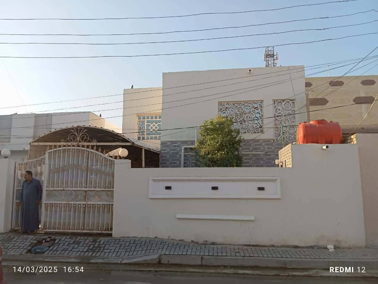 بيت للبيع حي الفرات مياحه ٢٠٠ طابقين شارع تبليط خدمات كامله مبايل ***********
