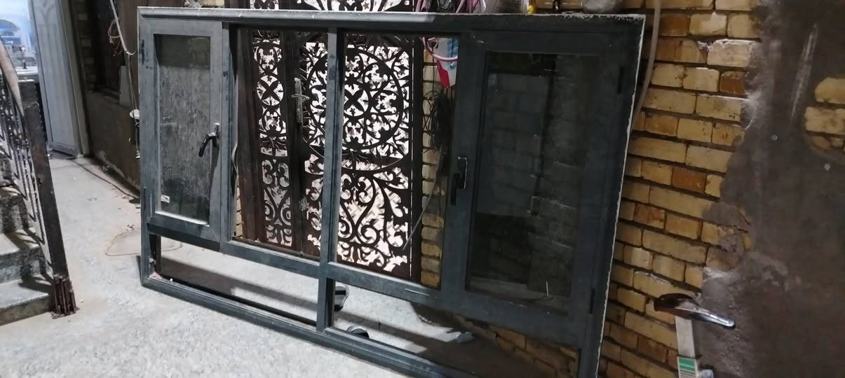 للبيع باب حديد مع باب خشب كامل وشباك الجام مسكرت مال بيوت النرجس.
وهذا رقمي ***********
