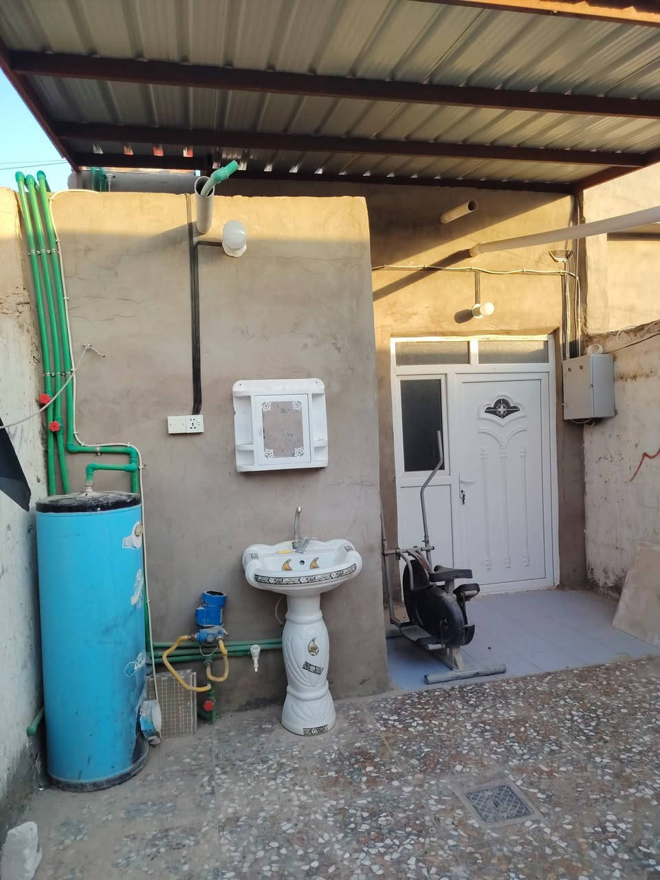 يوجد بيت للإيجار 🏠🏠
في حي الرحمه وبالتحديد بالشارع الفاصل بين أبو طالب والرحمة الشارع الجديد 100 متر (عبارة عن غرفة -صالة-مطبخ-حمامات-طرمه-) ونظيف وجاهز للسكن ع الشارع مباشرة ...للتفاصيل اكثر الاتصال ع الرقم
(واتس اب+ اتصال ***********)-*********** 

ملاحظة: البيت نظيف جدا وجاهز للسكن مال عائله صغييره 

#الايجار_200 ألف فقط

