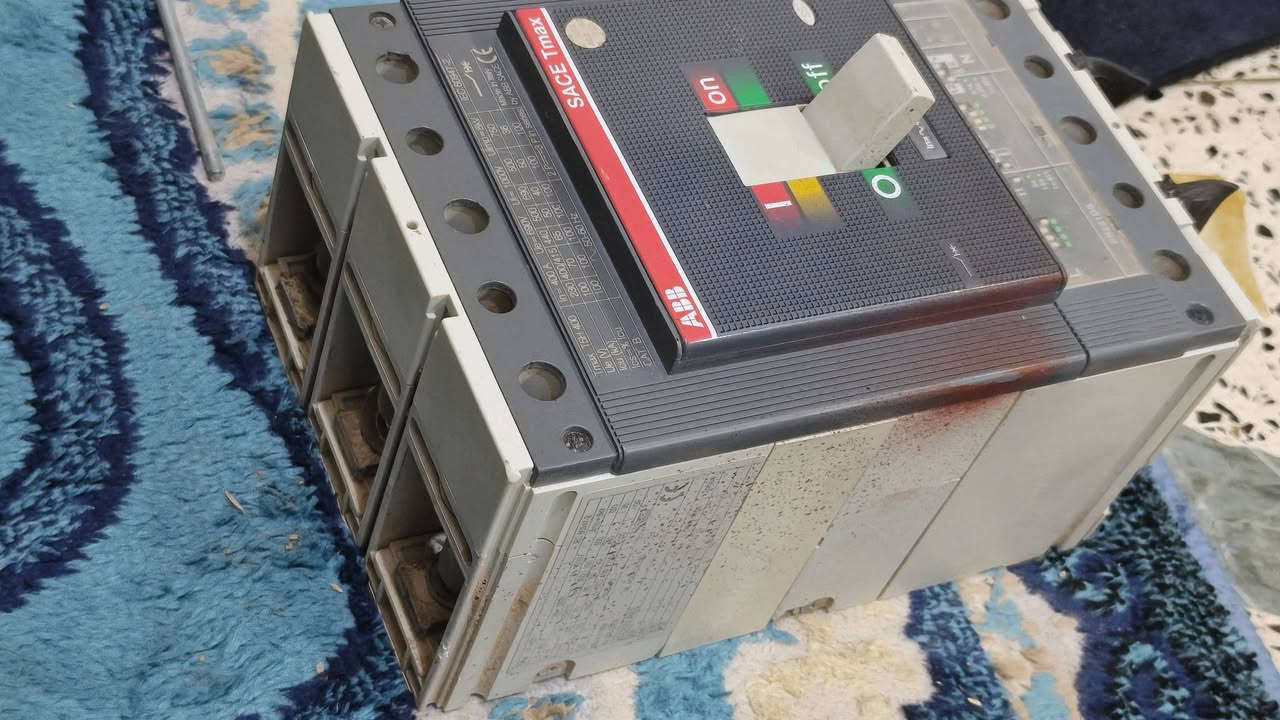 سلام عليكم قاطع دوره عيار صناعي من شركة ABB طراز SACE Tmax T5H 400 بقيمة تيليارية تقنينية تبلغ 400 أمبير ووحدة إلكترونية PR221DS. للبيع تصال *********** سعر 250
