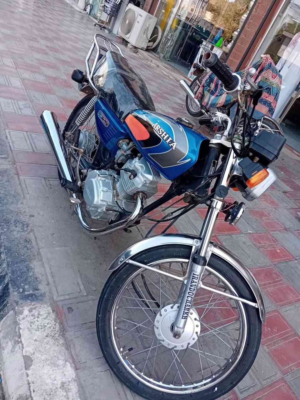 دراجه ارشه ٢٠٢٠ أوراق ضايع بالبيت شاهدالله كفاله عامه من اي شي حته اكتب عليه بالمكتب مكاتبه اسوي اله دراج نضيفه .السعر 450 الف بيه مجال قليل .رقم الموبيل . ***********

