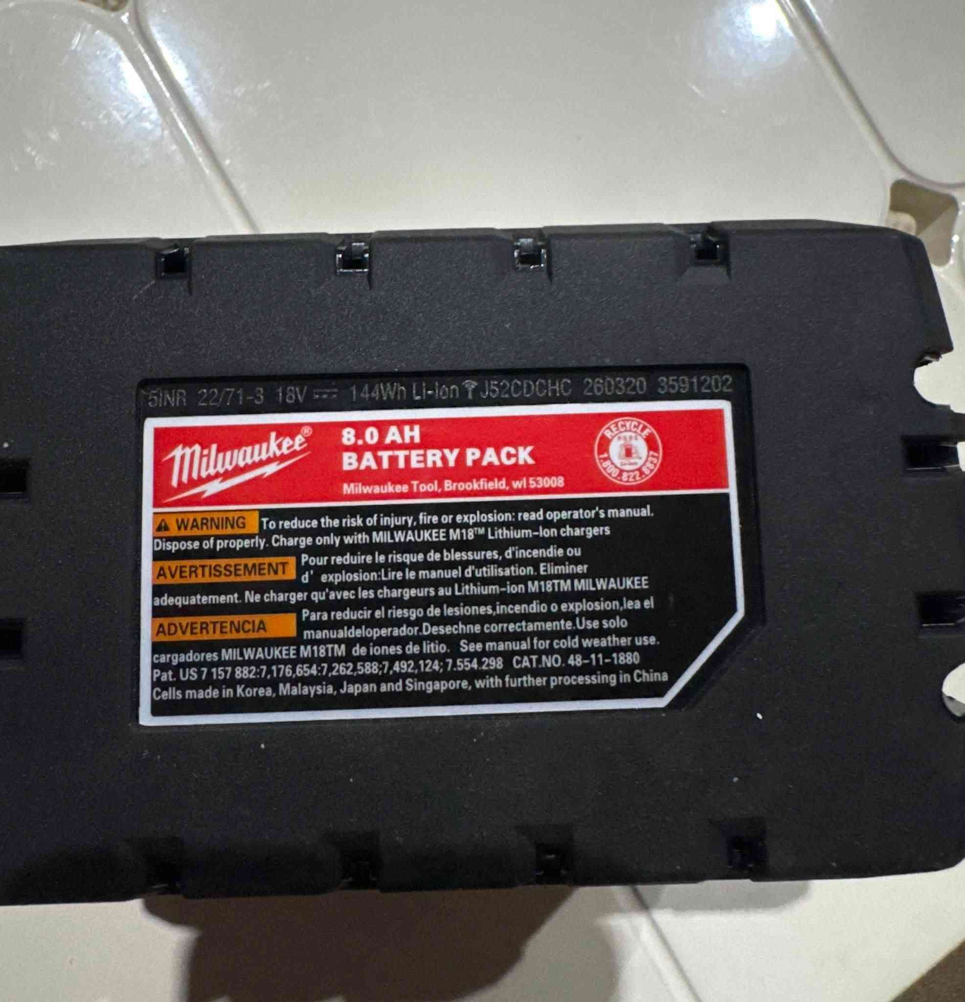 جدید مارکە میلواکي نوع بطاریە  M18 Redlithium High Output Xc 8.0 أعطني سعراً، وإذا كان مناسباً لي أبيعك إياه.... توصیل متوفر 🚕 واتس ئاب ***********

