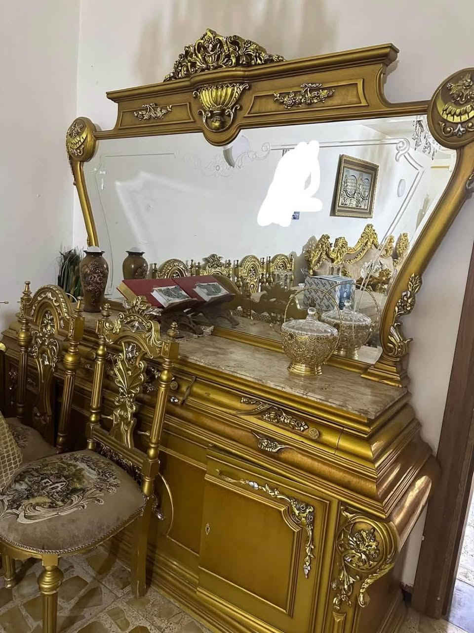 سلام عليكم
تخم مصري زان 

طبلات زان 

ميز طعام 

باترينا . زان

وميز .زان

وتمثال مال روميو وجوليت 

البيع 

المكان اليرموك 

***********

نضافه جيد جدا  بس يحتاج بعض 
الملاحضات
علمن التصوير مو واضح بل حقيقه احلى بهواي تعال شوفه وتدلل
