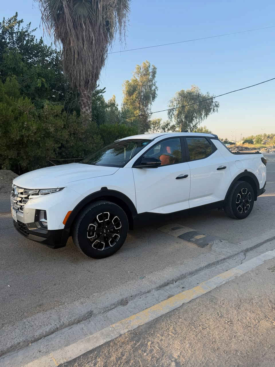 � للبيع فقط 🔥

🚘 Hyundai Santa Cruz AWD 2023 – وارد أمريكي

✨ بيك أب رياضي وعصري • راحة SUV مع عملية البيك أب • ممشى قليل جداً • جاهزة للاستخدام ✨

🚘 نعمان أوتو | Numan Auto
ثقة التعامل • جودة السيارات

━━━━━━━━━━━━━━━

📊 الموديل: 2023
🇺🇸 الوارد: أمريكي
⚙️ المحرك: 2.5 لتر (2500cc) تنفس طبيعي
🛞 نظام الدفع: AWD (دفع رباعي)
📈 الممشى: 20 ألف ميل فقط
📄 الرقم: بغداد – باسمي
📅 السنوية: جديدة
📍 الموقع: ديالى – بعقوبة

━━━━━━━━━━━━━━━

💎 أبرز المواصفات:

✅ محرك 2.5 لتر قوي واعتمادي
✅ نظام دفع رباعي AWD
✅ تشغيل عن بعد (Remote Start)
✅ بصمة تشغيل + بصمة أبواب (Smart Key)
✅ شاشة عدادات ديجيتال
✅ شاشة وسطية تدعم Apple CarPlay
✅ مقعد السائق كهربائي
✅ تدفئة المقاعد الأمامية 🔥
✅ رادار أمامي
✅ نظام مراقبة النقطة العمياء (Blind Spot)
✅ مانع انزلاق (Traction Control)
✅ Auto Hold
✅ إشارات بالمرايا الجانبية
✅ مصابيح LED بعدسات
✅ كاميرا خلفية
✅ مثبت سرعة
✅ تكييف ممتاز
✅ مساحة تحميل خلفية عملية

💡 غراضها وقطعها الميكانيكية مشتركة مع Hyundai Tucson، لذلك الصيانة وقطع الغيار متوفرة وسهلة.

━━━━━━━━━━━━━━━

🛠 الحالة بكل شفافية:

✔️ ممشى 20 ألف فقط
✔️ جاهزة للاستخدام مباشرة
✔️ شرط الفحص بأي مكان

━━━━━━━━━━━━━━━

💰 السعر: 185 ورقة (بيها مجال بسيط جداً للجادين)

📞 للاستفسار:
***********
