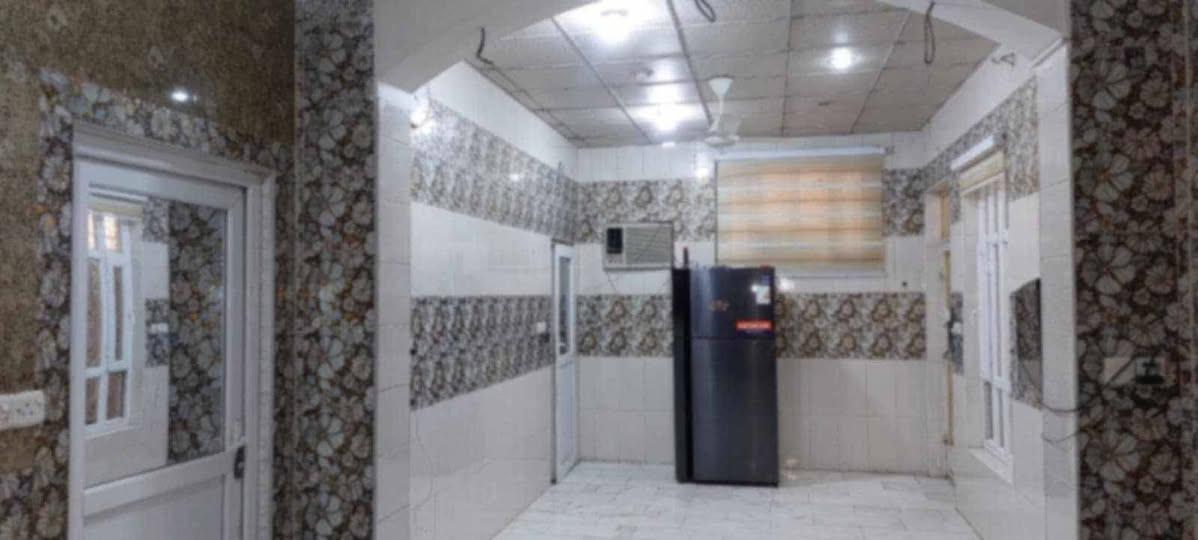 السلام عليكم ورحمة الله وبركاته 
للبيع دار الواقع في حي العدالة البناء حديث مواصفات المساحة 100 متر ركن 10×10  طابقين شارع  بعرض 15 م 
 ارضيات مرمر سقوف ثانوية يتكون الطابق ارضي من استقبال ، صالة ، مطبخ بارد ، حار مغلف بالسيراميك ومجموعة صحية والطابق اول ثلاث  غرف نوم ومجموعة صحية  

راسلونا وات ساب 
***********

