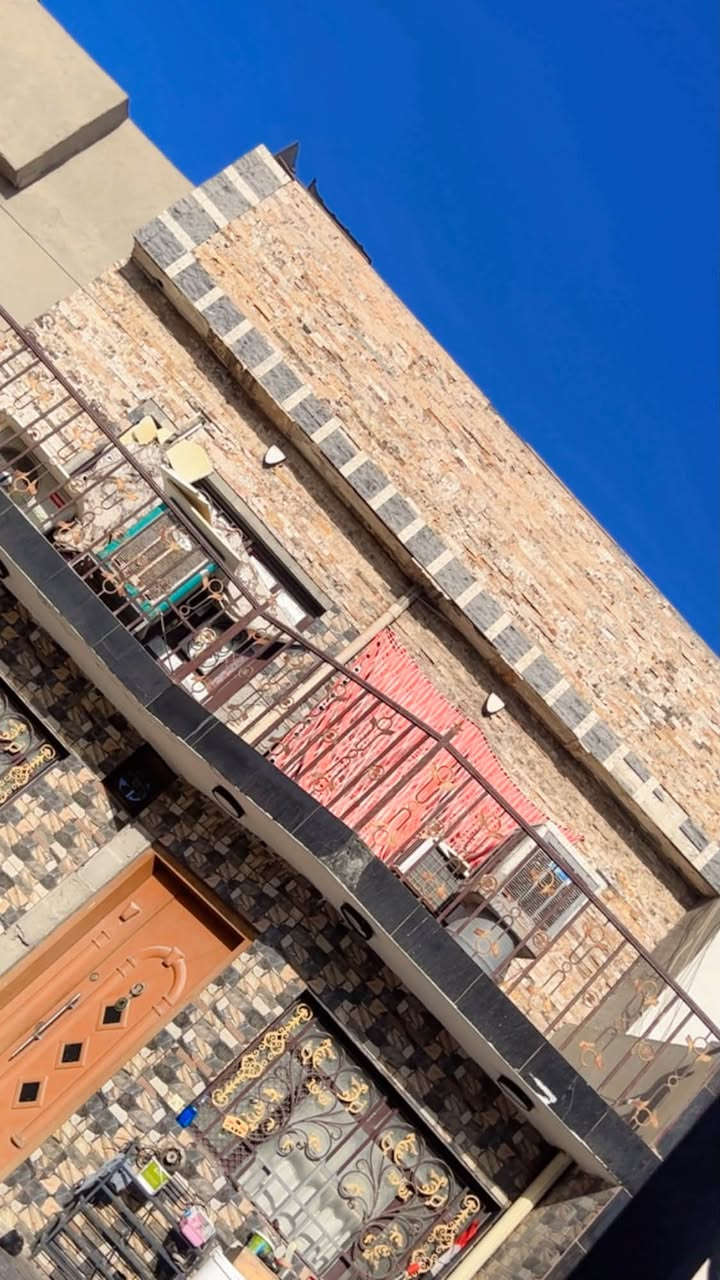 السلام عليكم بيت للبيع مساحتة 137
واقع حال بس الطرمة 250 والتشجير 700 وبي مشتمل خلفي البيت يحتوي على طابقين الطابق الأرضي صاله ومطبخ وحولي وغرفه نوم وحمام والطابق الثاني يحتوي ع اربع غرف
وسطح مكانة بغداد الدورة حي الصحة بسيطرة الخروجية بضهر البانزين خانة للاستفسار اكثر هاذا رقم صاحب البيت ***********
