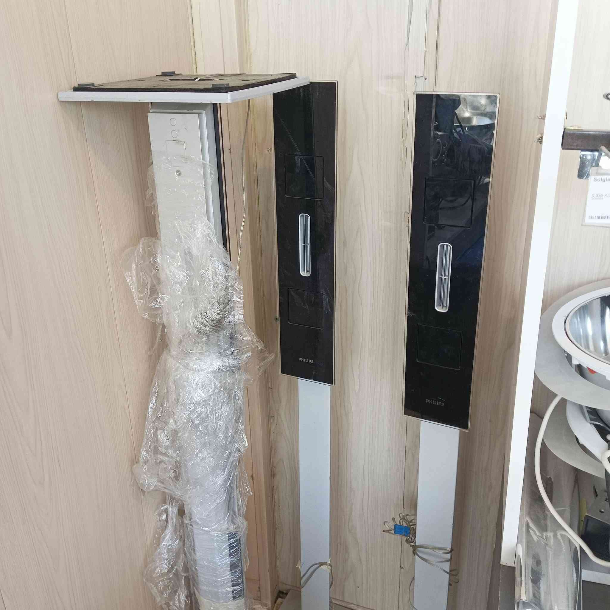 نظام سينما منزلية من شركة فيليبس (Philips) ، وتحديداً يبدو أنه جزء من طراز
.HTS9800

تتميز هذه السماعات العمودية بتصميم عصري باللونين الأسود والفضي، وتحتوي على مكبرات صوت شريطية
(Ribbon Tweeters لتوفير صوت عالي الجودة.

نظام السينما هذا بقدرة 800 واط ويتضمن نظاماً لاسلكياً للسماعات الخلفية في بعض الإصدارات.
هل تريد معرفة كيفية توصيل هذا النظام بالتلفاز؟

النجف الاشرف مجمع الأميرات ***********
