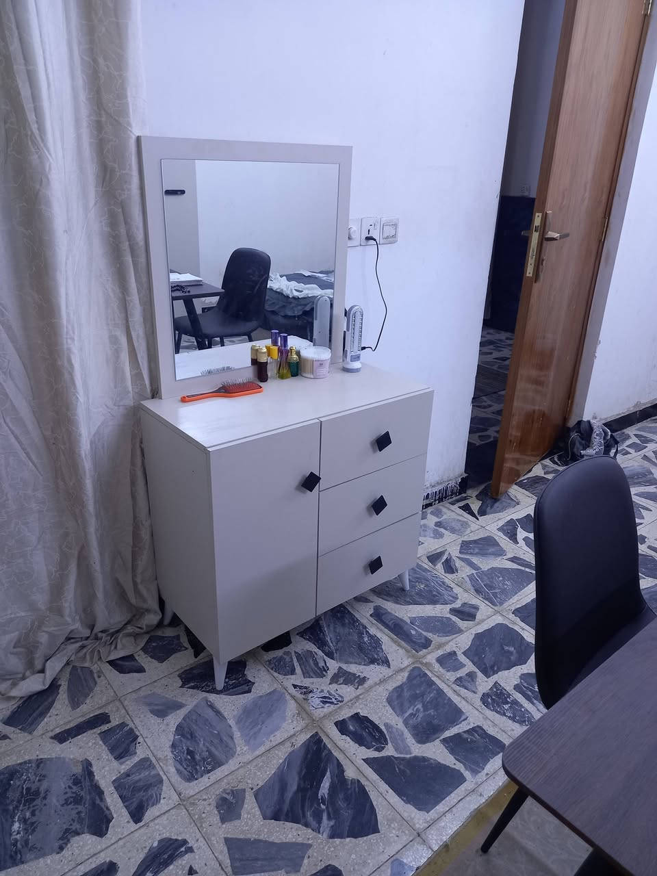اثاث للبيع مستعجل ، مكاني بغداد كويريش قرب علوة الرشيد
سبلت توسوت انفيرتر طن ونص جديد استخدام شهر سعره ب 500 الف وبي مجال بسيط 

مبردة كشر نظيف شغاله ( عطل دكم تشغل واتر بام وسرعه عاليه فقط ) سعرها 75 الف وبيها مجال 

غرفة نوم نفرين تركية ب.400 الف وبيها مجال للشراي

ميز طعام تركي خشب ثقيل ب 150 وبي مجال بسيط

طباخ وفرن 4 عيون نوعية ممتازة ب 150 الف وبي مجال 

دبة غاز ب 60 الف بيها نص 

كاونتر وسنك وملحك مرمري ب 300 الف وبيها مجال للشراي

ميز بلازما تركي سعر 125  الف وبي مجال 

طبله وسيطة خشب ب 60 الف مجال بسيط

مرايا ديكور خشب ب 35 الف 

طيور حب زوج ب 15 الف 

دووشك طبقتين  نفرين نظيف صار شهر من اخدته ب 100 الف رايده 

جزامة خشب ثقيل ب 60 الف 

ثلاجة نوعية ثراك جديدة بضمان بعدها ب 250 وبيها مجال 

بردات جديدة ب 50 وياهن بواري 

خلاط ب 15 الف جديد 

بنكات سقف 3 جديدات كلهن ب 50 الف 

 (( رجا المو شراي لايراسل 🙏))

مكاني : بغداد كويريش 

:قمي : ***********
