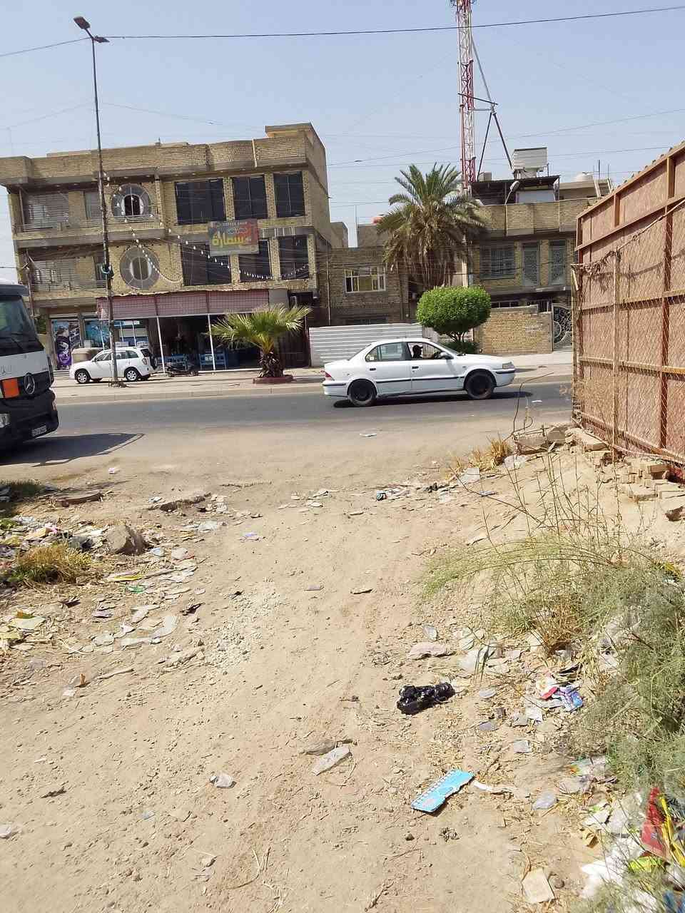 بيت للبيع مساحة ٧٢ م  الواجهة ٩ والنزال ٨ ، قديم يعتبر قطعة أرض يقع على ٣ شوارع ( شارع تجاري) مع رصيف  ٥ متر وتشجير أمام البيت ممكن يستغل كحديقة .
البيت ممكن يكون للسكن او الاستثمار محلات تجارية .
الموقع مدينة الصدر قطاع ٥٥ج مجاور مدرسة الكرامة الابتدائية الشارع المؤدي إلى مدينة ألعاب وسوق الوحيلات للاستفسار الاتصال 
***********

