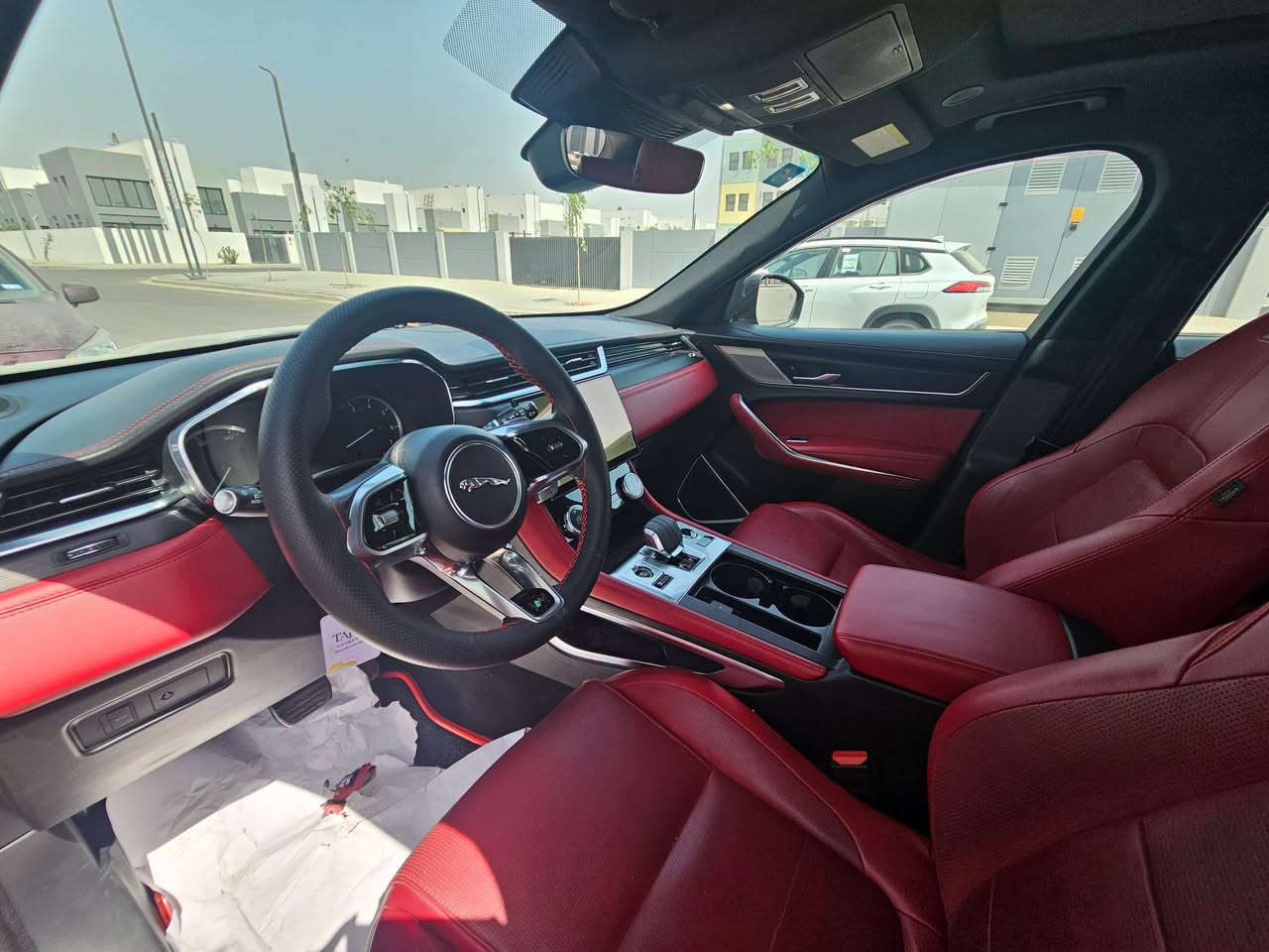 جاغوار F-Pace R-DYNAMIC • ٢.٠ لتر توربو • ضمان ١٠ سنوات