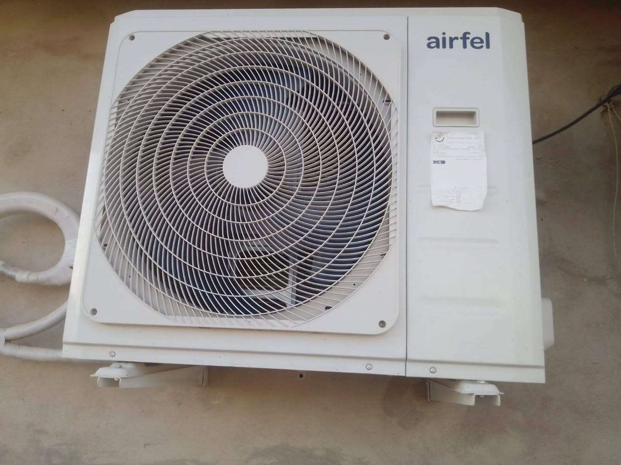 السلام عليكم ورحمة الله..للبيع
سبلت ایرفل (Airfel) 2 طن انفيرتر هو خيار ممتاز للمساحات الكبيرة؛ حيث يوفر تبريداً قوياً يعادل تقريباً 24000 وحدة، ويعتمد تقنية "الإنفرتر" الذكية للتحكم باستهلاك الكهرباء. أبرز مواصفات الجهاز نوع الضاغط انفرتر (Inverter) متطور، يساعد في تخفيض استهلاك الطاقة

والتحكم بالأمبير قدرة التغطية مثالي للغرف الكبيرة الصالات، أو المساحات التي تتراوح بين  (135) إلى ا(150) متر مربع المميزات التقنية تحكم ذكي عن طريق الواي فاي Wi-Fi) نظام تبريد سريع جداً ميزة التيربو توزيع هواء رباعي الاتجاهات مع ريش ذهبية لحماية الوحدة الخارجية من الصدأ غاز تبريد صديق للبيئة مثل الفريون
الحديث القدرة على تحمل درجات الحرارة كفاءة عالية في التبريد حتى في درجات الحرارة المرتفعة.
هـ. ***********....السعر خاص .
