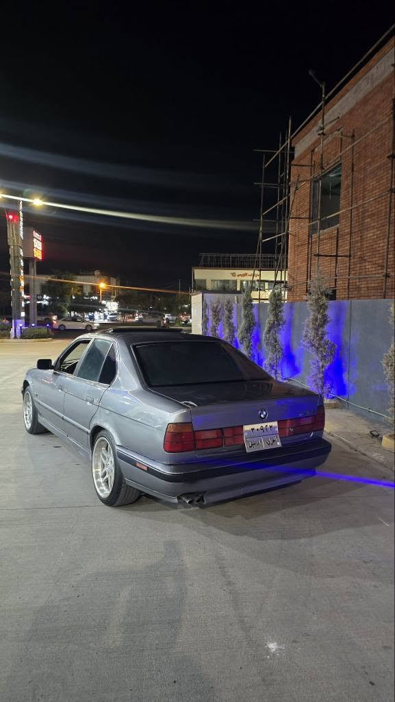 bmw 525i v6 
مۆدیل 1989 پشتو پیشی کەپسە مەکینە 525 بیلاد کەپسە سیارەکە حیزامە لو جوانی فول فولە بس گێر عادیە سیارەکە هەموو کراوەتە ئێم M دەعمی نیە تەبرید لەگەل سلفە 
سیارەکە داوای 39$ وەرەقەی لی دەکەم ٣ وەرەقەش خەرامە لەسەرە 36$وەرەقەی سافی 
تحویل وکالە بە شەرتە 
*********** أربيل, العراق
