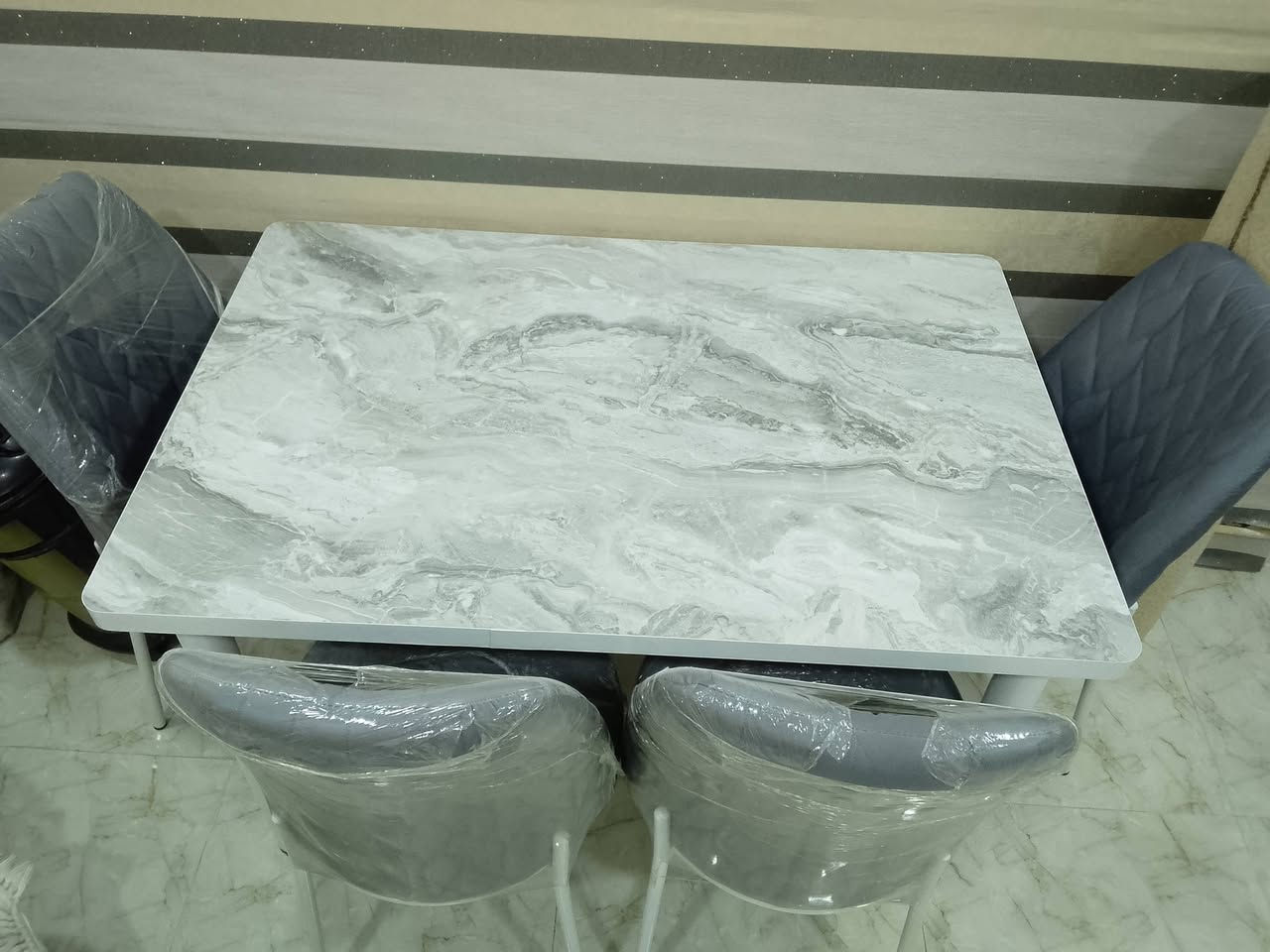قتفات ديوان 7 متر قطع ويصير 5 متر مستعملة شي قليل 375بي مجال وميز طعام بالنايلون بعده ويا 4 كراسي سعر 155
