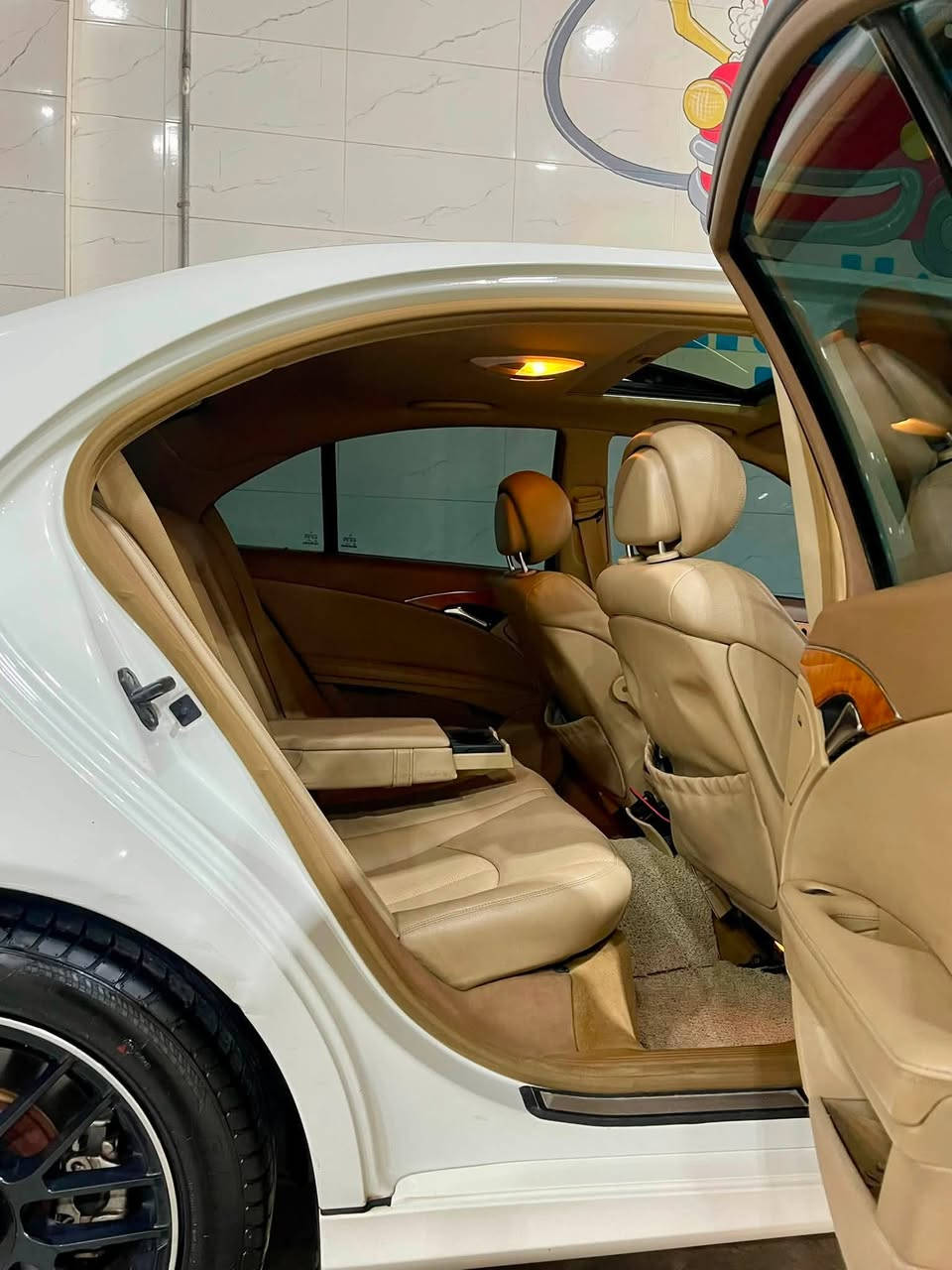 مارسدس W211 E350 2007
وكالة خليجية ELEGANCE
اللون ابيض داخل جلد عسلي 
مكينة ٦ سلندر ٣٥٠٠ تنفس طبيعي
كير ٧ نمر وضعية سبورت وكمفرت 
نظيفة جدا سيرفس كامل صفر مسج 
وكالة خليجيه بدون حادث  
دفع خلفي المرغوب، تحكم ستيرن
ستيرن كهرباء ، فتحة ، برده خلفية كهرباء 
لايت داينمك ، بلوجكتر سمارت 
زراك لايت ، جام ازرق اوتو
كشنات جلد كهرباء خزن ميموري
حساسات امامية خلفية ، اوتو هولد
ويل ١٧ ، تاير عالي ، صدر جديد 
ارضيات شركة تبريد ثلج 
 بدون اي نقص رقم بغداد باسمي
بيع او مرواس بموديل احدث 
العنوان بغداد
 سعر $١٥٨
تواصل ***********
