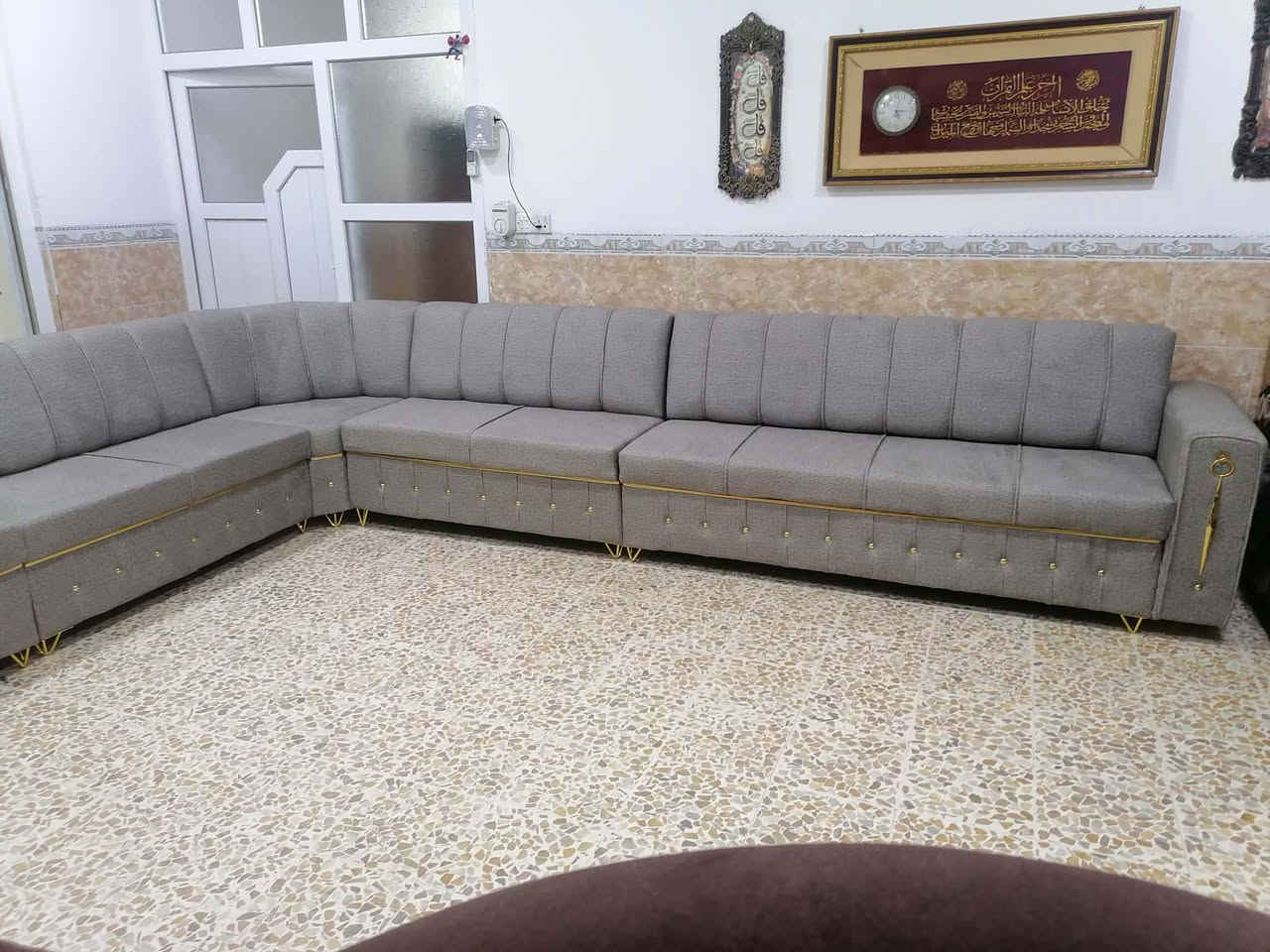 ديوان ٩ متر خشب عراقي ثقيل دوشمة جديدة شرط القماش والخشب والاسفنج السعر ٤٢٥ الف للإستفسار على الرقم *********** و*********** موصل الحدباء

