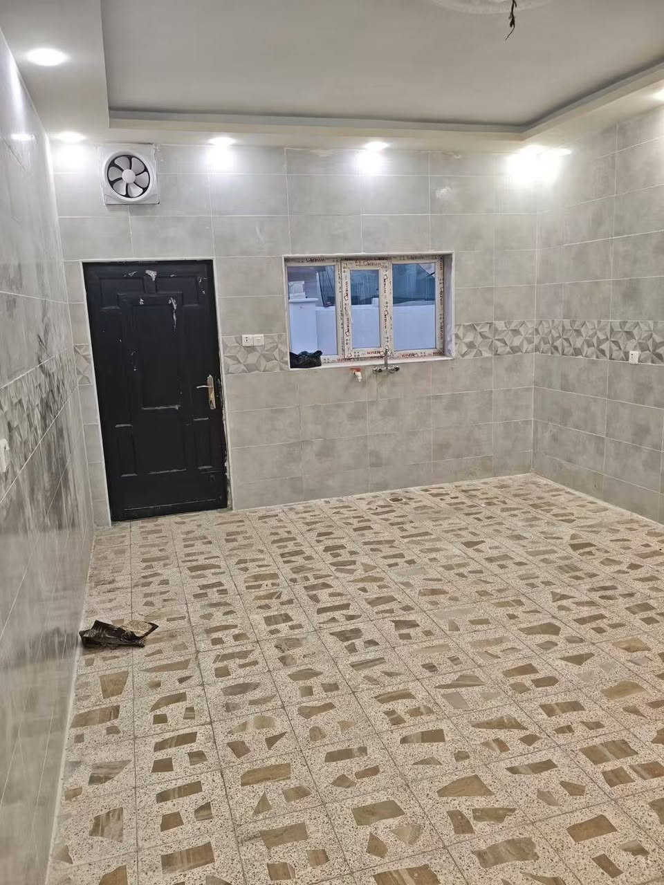 بيت للبيع 
بمجمع اليرموك 
250متر طابق ونص 
3غرف نوم 
كراج + حديقه +مكون من 3مجمعات صحيه 
للاستفسار ***********

