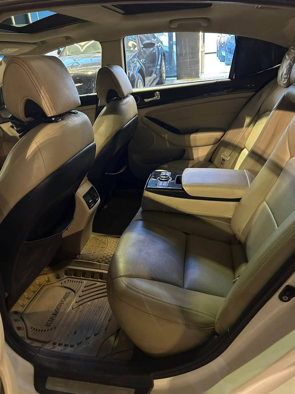 السلام عليكم
كيا كادتنزا 2014 خليجي 
الصبغ: ابيع داير ولاكن بيها بيبان ثنين
المواصفات: 1/1 فول ملكي داخل ابيض 
شاشه حجم كبير كار بلادي اصليه
محرك 3500 محرك كير جيد جداً 
رقم بصره الدولي الجديد السياره بأسمي ثاني يوم تحويل وسنويه جديده هزه جديده
السعر/ 105
للاستفسار/ *********** بي واتساب متواجد بي

