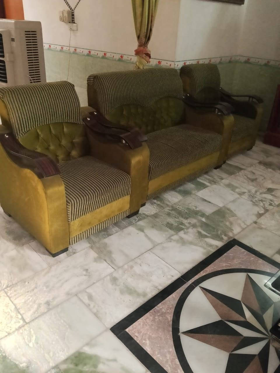 السلام عليك للبيع قنفات السعر ٥٠٠٠ الف وبيهن مجال بسيط العنوان كربلاء طويرج للإستفسار الاتصال ع الرقم ***********
