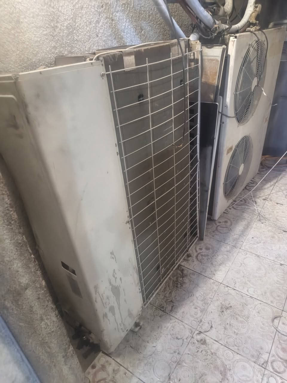 تتوفر قطع داخليات وخارجيات 5 طن خارجيات وحده محتركه وثانية شغاله بصره الجزائر ***********
