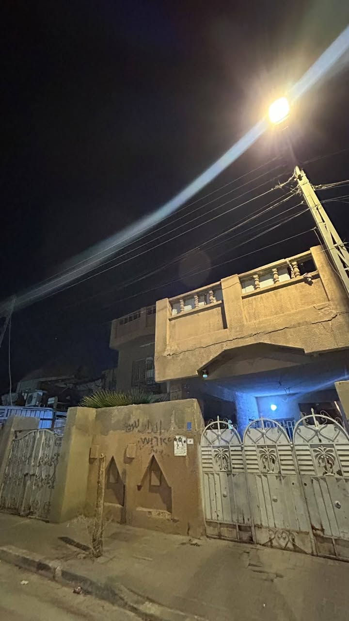 بيت للبيع القبله حي الجامعه ركن مساحه ٣٠٠ واجهة ١٢ نزال ٢٥ ورثه كامل قسام شرعي وطابو بناء قديم صالح للسكن والاستثمار يحتوي على ٧ غرف نوم مطبخ كبير + مخزن   ٢ حمام داخلي + حمام خارجي كراجين للسيارات السعر ٣٦٠ قابل للتفاوض 

لتواصل *********** البصرة, العراق
