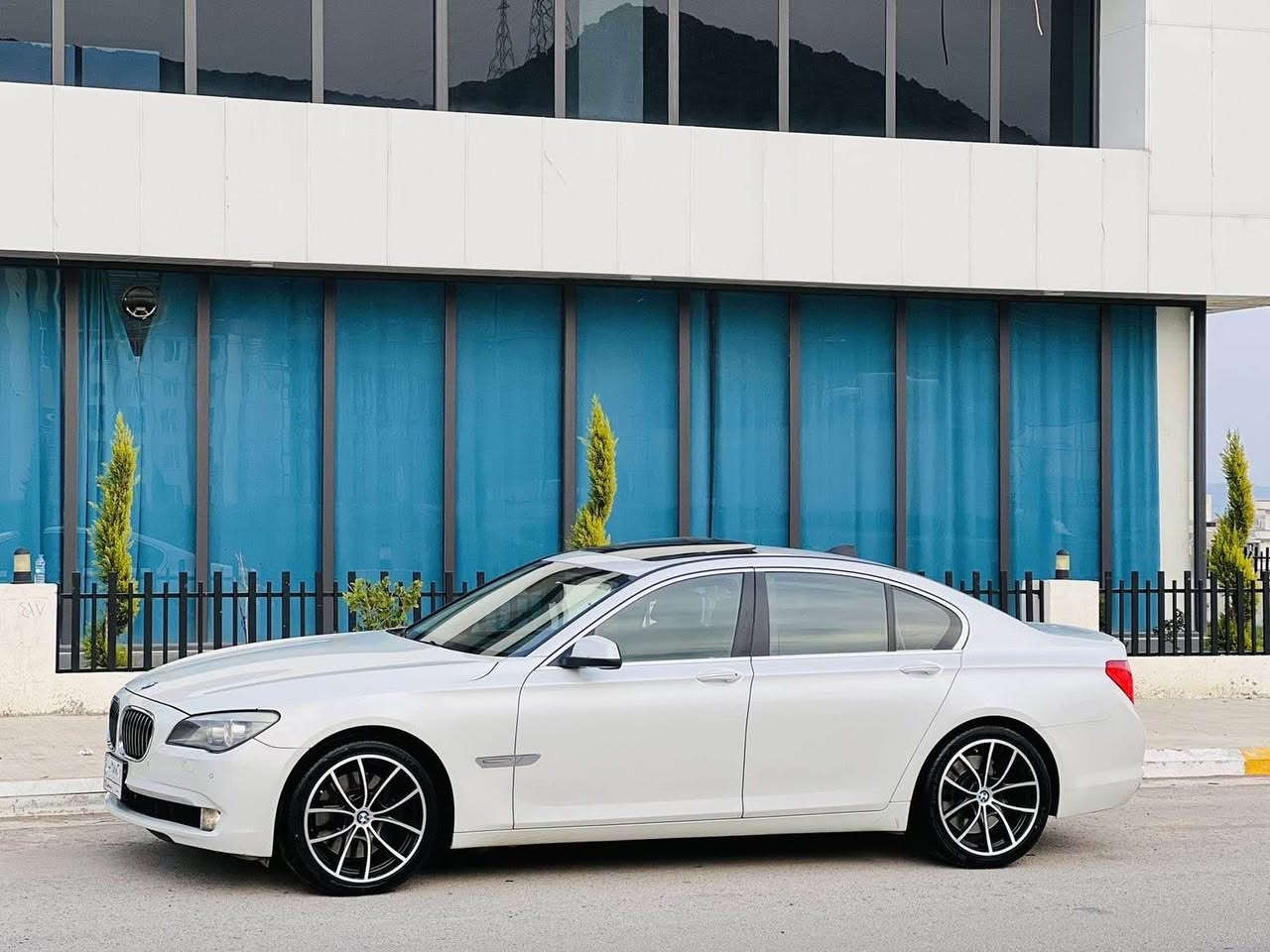 Bmw F10 
مؤديل٢٠١٠
مه كينه ٨توين تؤربويه نوزل دريژ گيرو مه كينه به شه رت
بوياخي نيه سه يا ره كه سا خه ره قه م به خدايه
٥شه فته
٣گيره سپورت
٥په رده بيلاد 
ده بل جام 
سلايت كاميره
رادار حساس پشتو پيش
لايت زينون له گه ل سوكان
بريك به سمه 
موا سه فاتي ته واو نابي
*********** رانية, السليمانية
